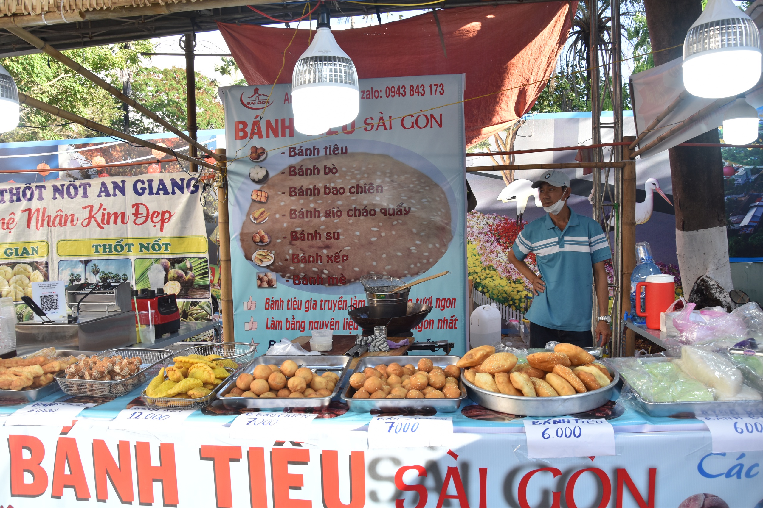 VIDEO: H&agrave;ng ng&agrave;n người tham gia "đại tiệc" b&aacute;nh d&acirc;n gian ở Bạc Li&ecirc;u- Ảnh 12.