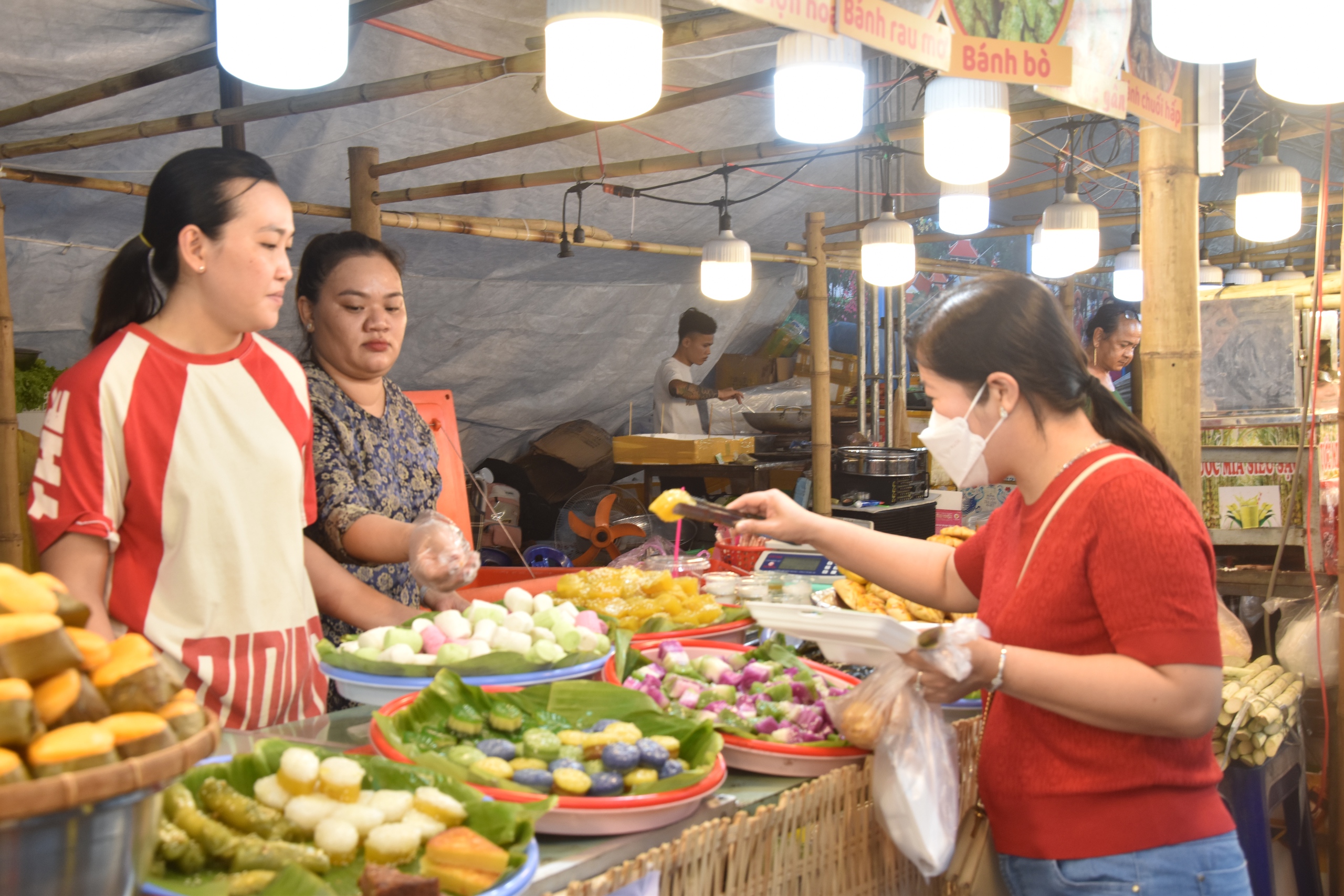 VIDEO: H&agrave;ng ng&agrave;n người tham gia "đại tiệc" b&aacute;nh d&acirc;n gian ở Bạc Li&ecirc;u- Ảnh 14.