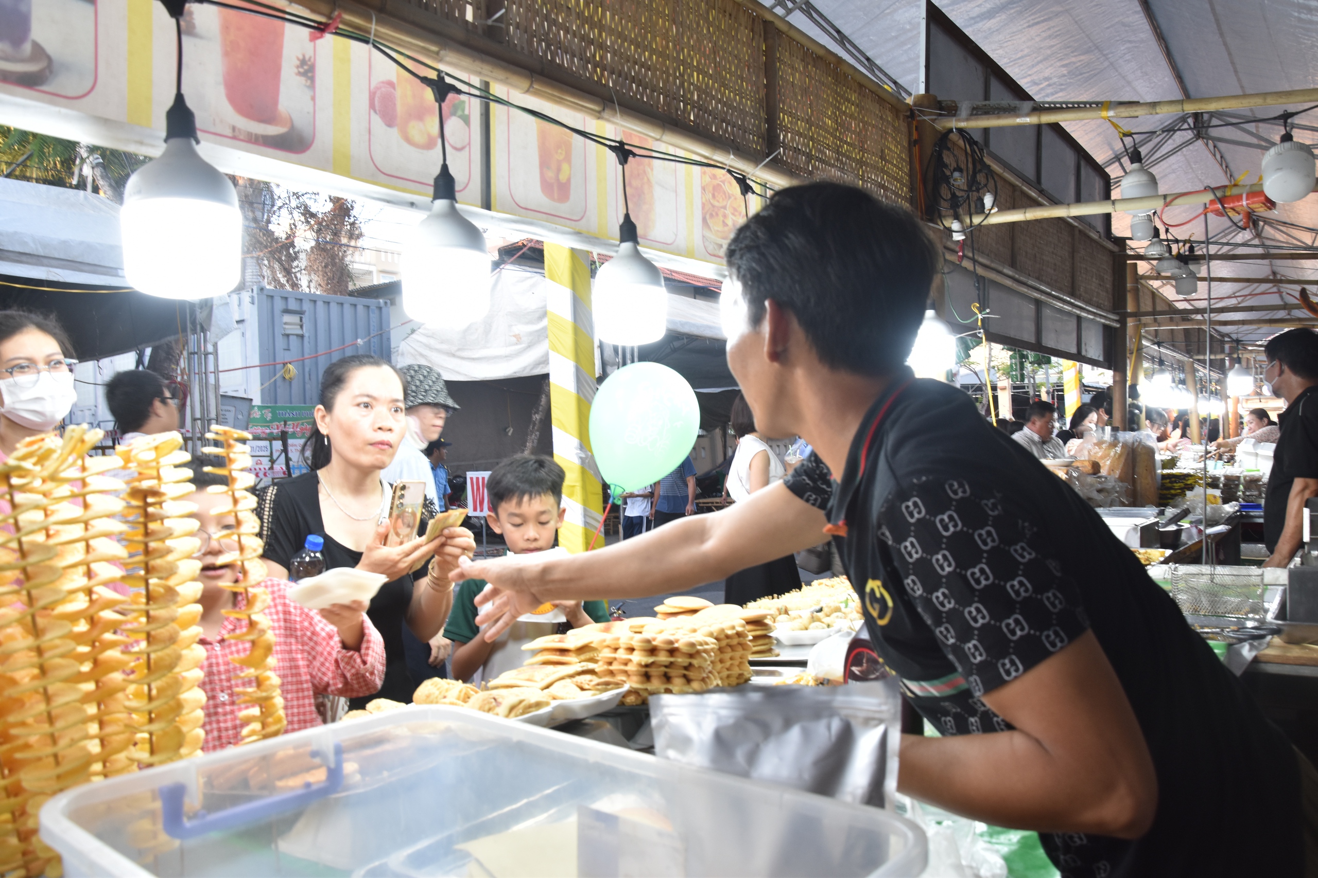 VIDEO: H&agrave;ng ng&agrave;n người tham gia "đại tiệc" b&aacute;nh d&acirc;n gian ở Bạc Li&ecirc;u- Ảnh 15.