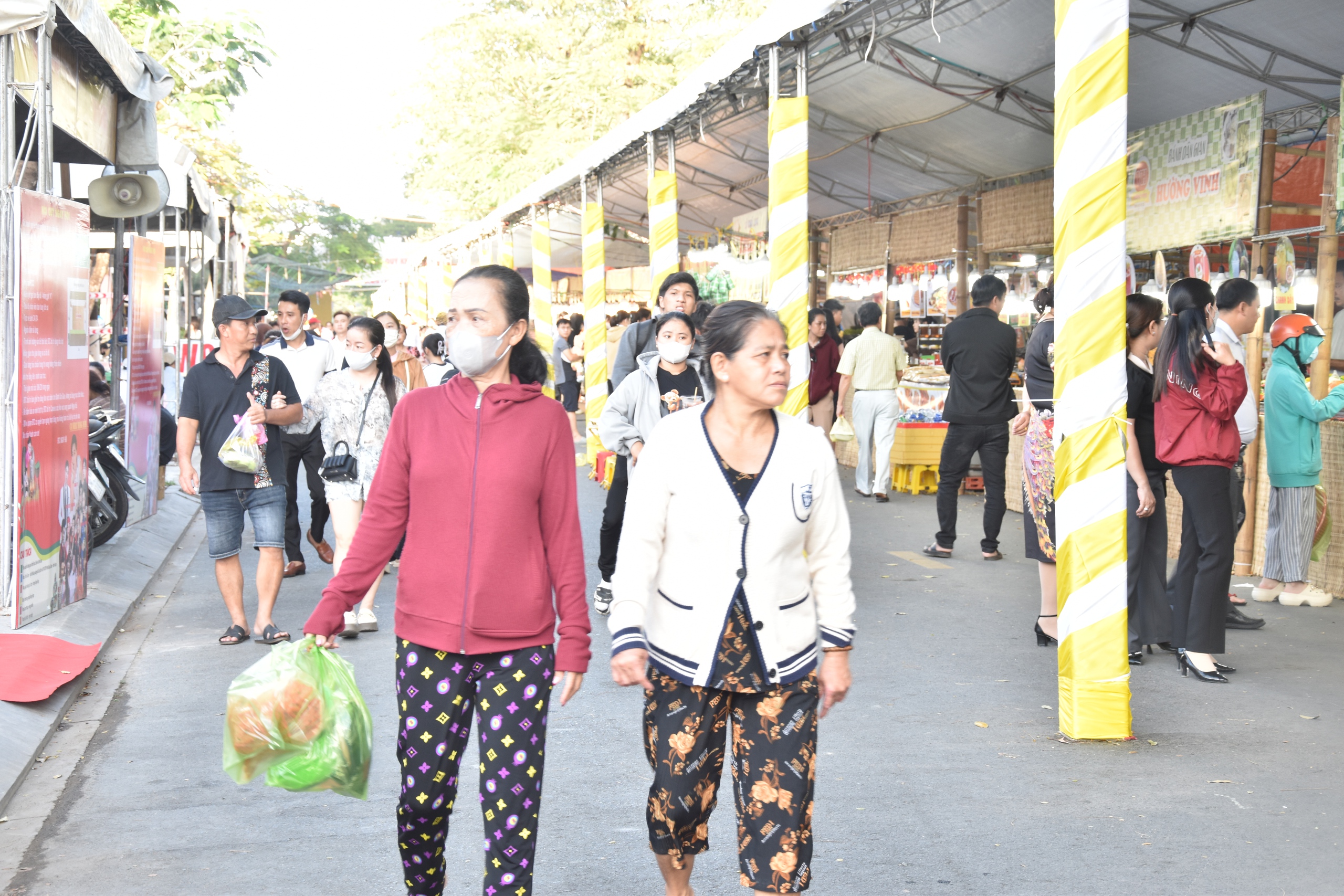 VIDEO: H&agrave;ng ng&agrave;n người tham gia "đại tiệc" b&aacute;nh d&acirc;n gian ở Bạc Li&ecirc;u- Ảnh 18.
