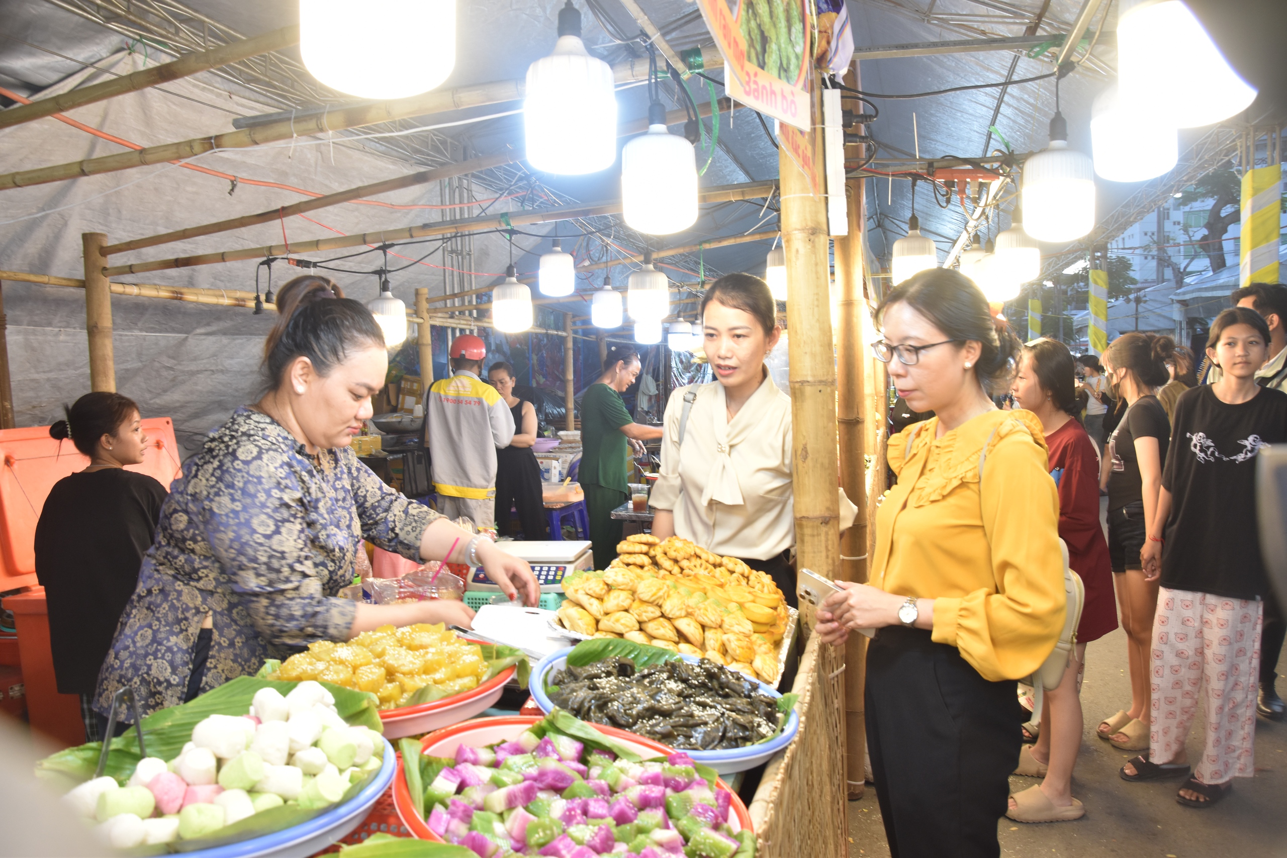VIDEO: H&agrave;ng ng&agrave;n người tham gia "đại tiệc" b&aacute;nh d&acirc;n gian ở Bạc Li&ecirc;u- Ảnh 19.