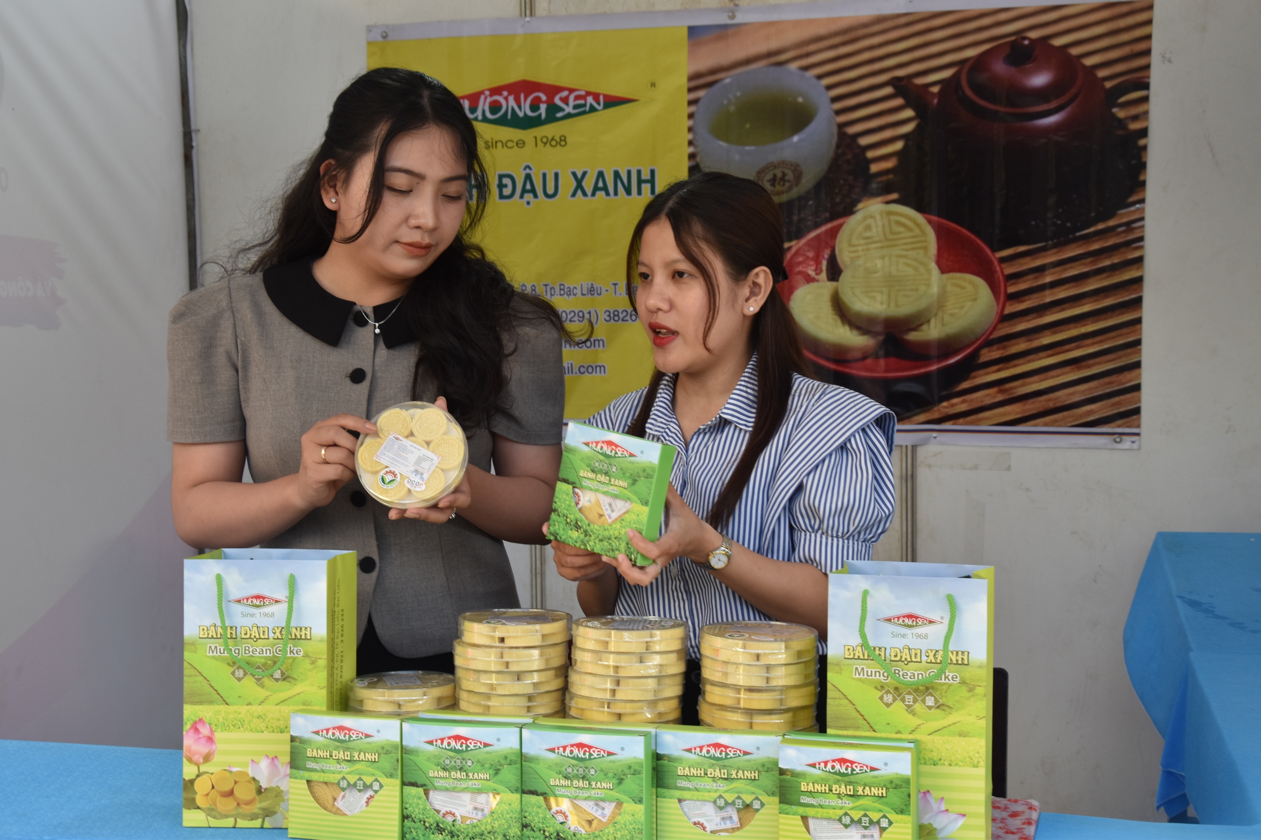 VIDEO: H&agrave;ng ng&agrave;n người tham gia "đại tiệc" b&aacute;nh d&acirc;n gian ở Bạc Li&ecirc;u- Ảnh 5.