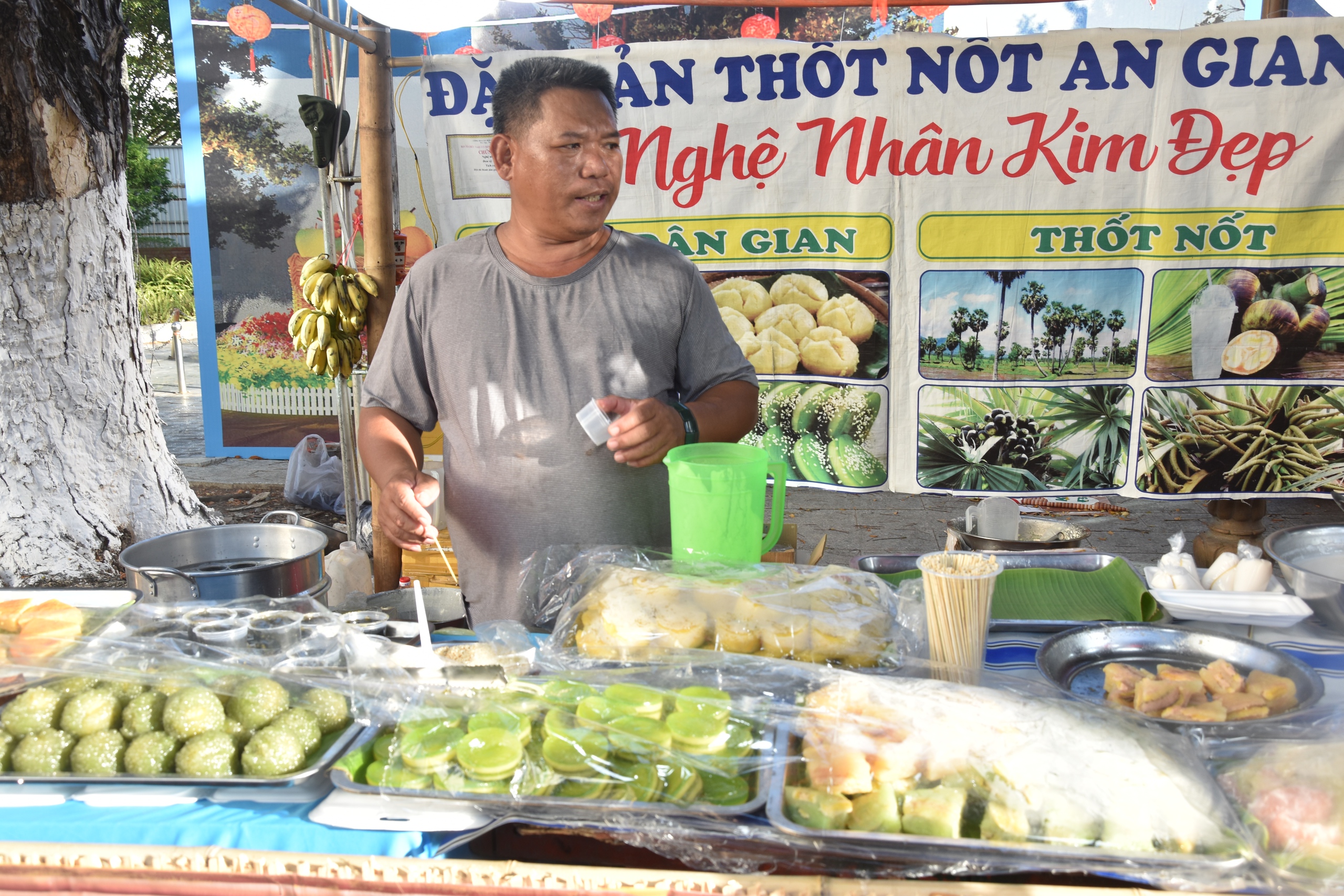 VIDEO: H&agrave;ng ng&agrave;n người tham gia "đại tiệc" b&aacute;nh d&acirc;n gian ở Bạc Li&ecirc;u- Ảnh 8.