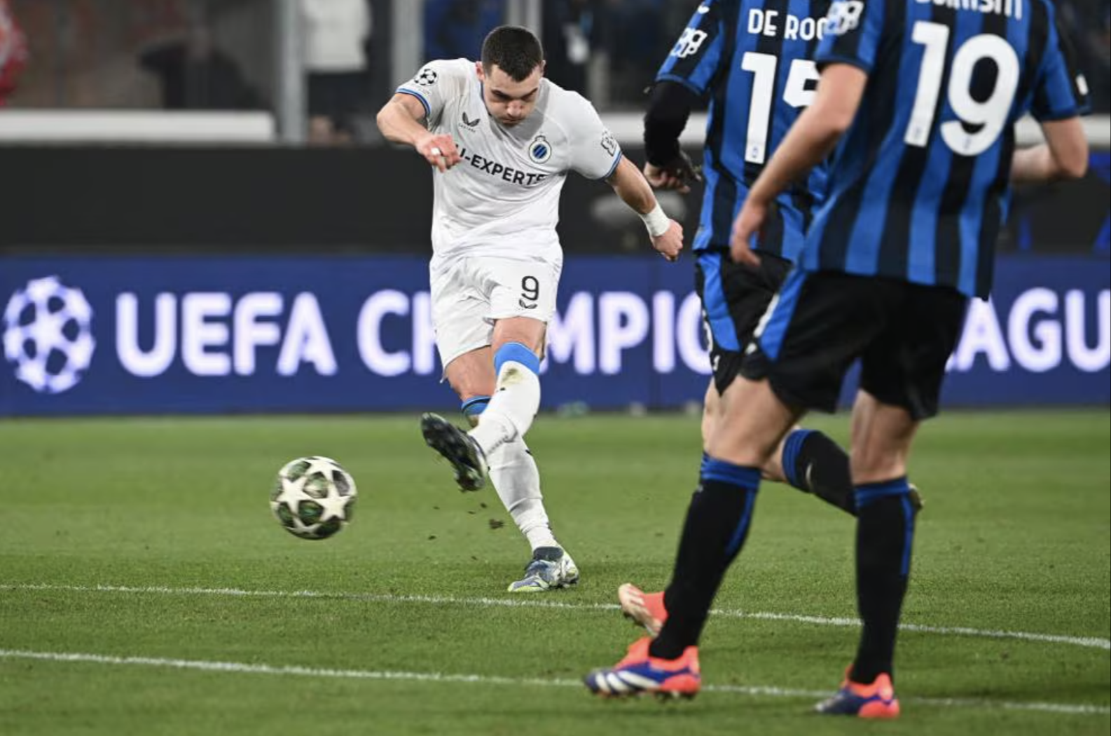 Atalanta thua tan t&aacute;c, AC Milan dừng bước v&ograve;ng play-off Champions League- Ảnh 3.