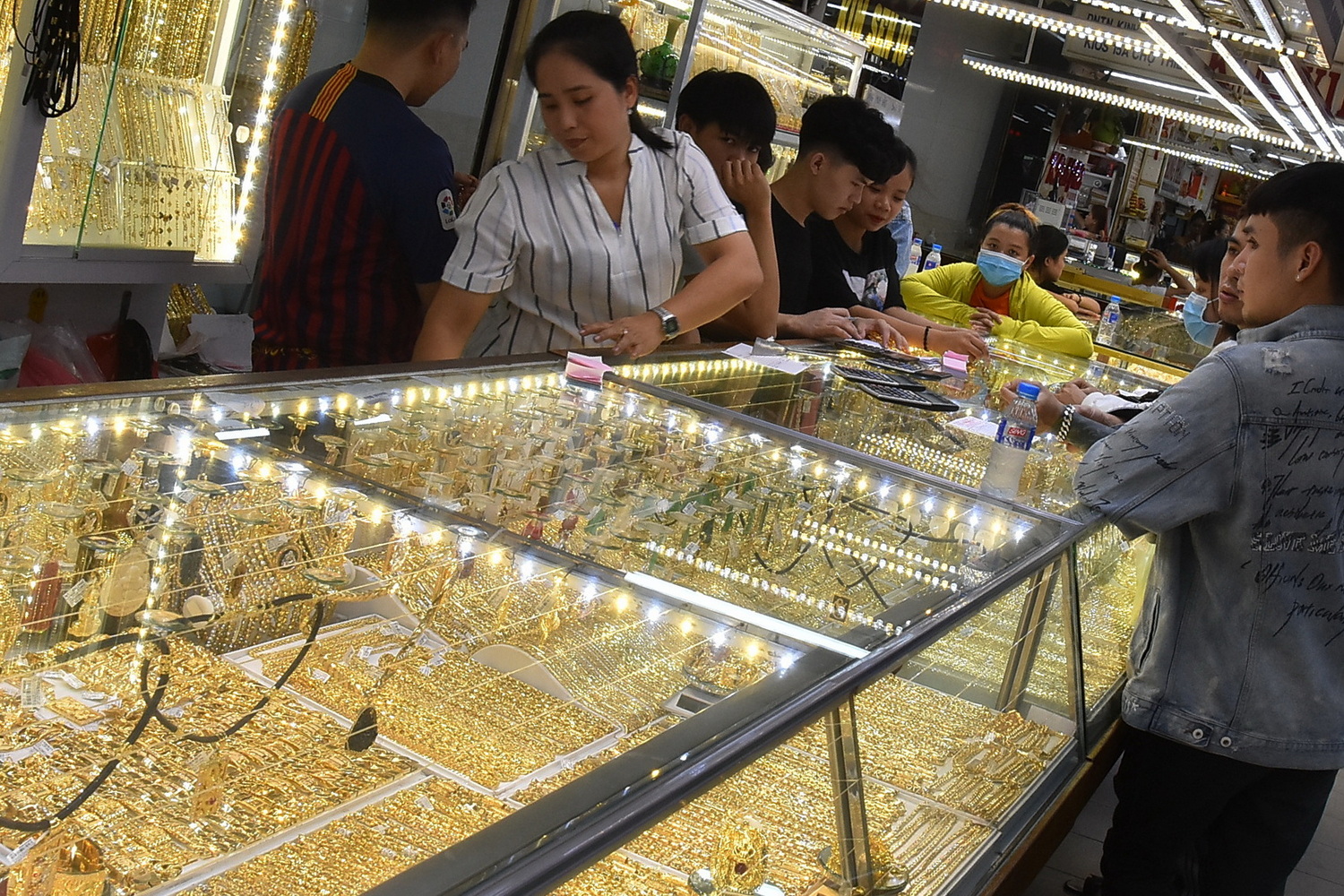 Gi&aacute; v&agrave;ng h&ocirc;m nay, 20-2: Sụt giảm, nh&agrave; đầu tư b&aacute;n chốt lời- Ảnh 1.