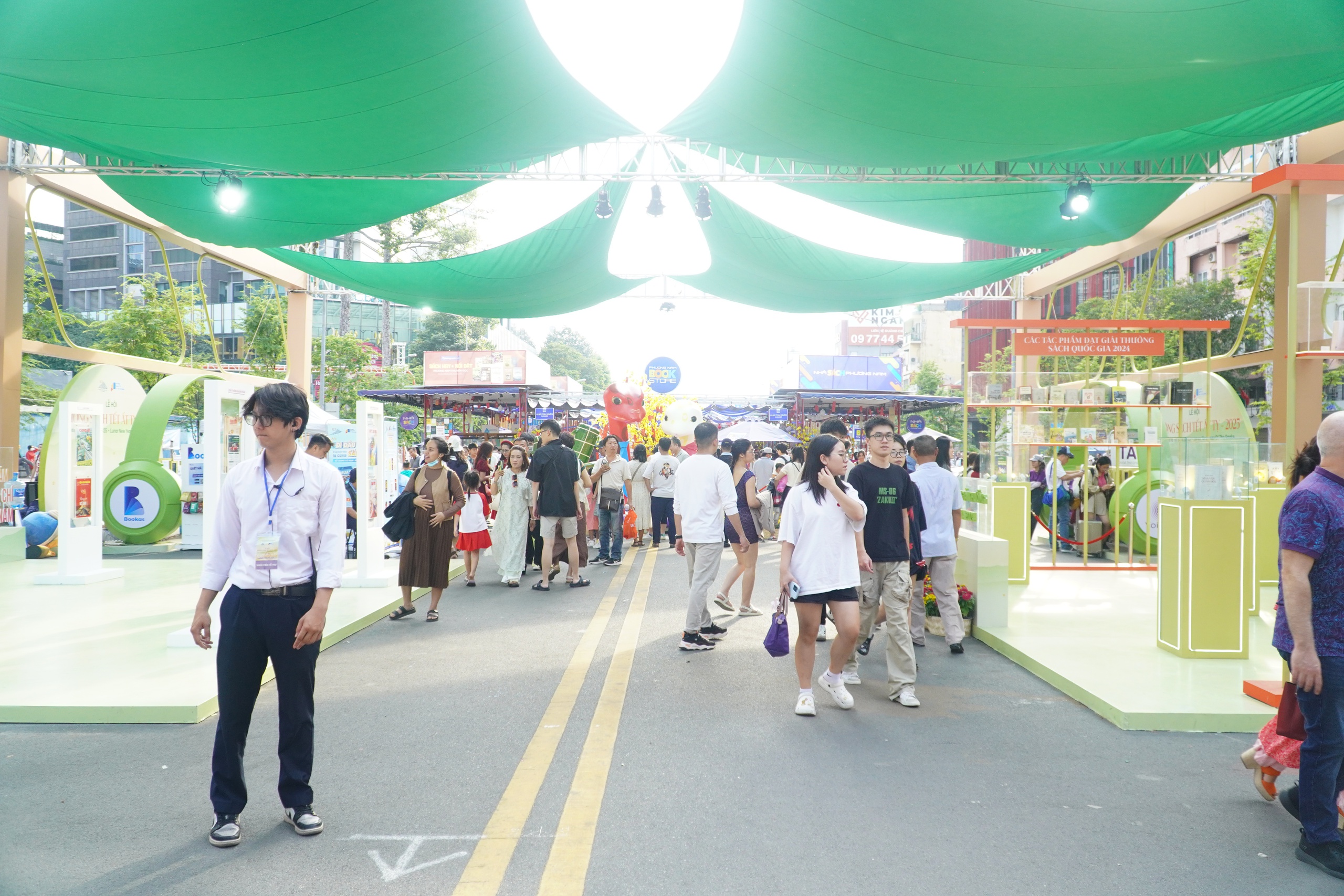 Lễ hội Đường S&aacute;ch Tết Ất Tỵ 2025 thu h&uacute;t tr&ecirc;n 1 triệu lượt kh&aacute;ch- Ảnh 5.
