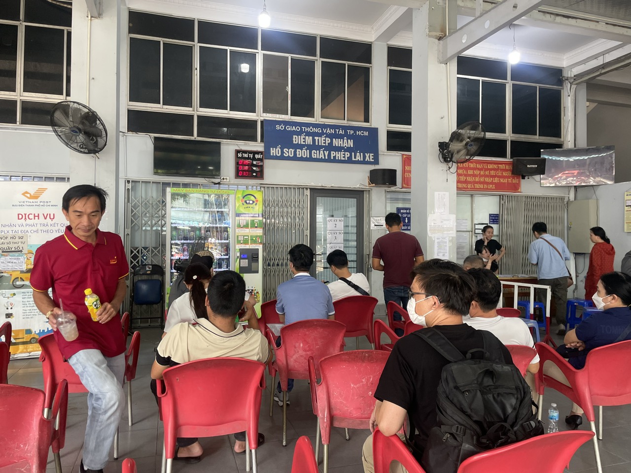 Người d&acirc;n đến điểm cấp, đổi giấy ph&eacute;p l&aacute;i xe tại số 111 T&acirc;n Sơn Nh&igrave; (quận T&acirc;n Ph&uacute;, TP HCM) để l&agrave;m thủ tục. Ảnh: THU HỒNG