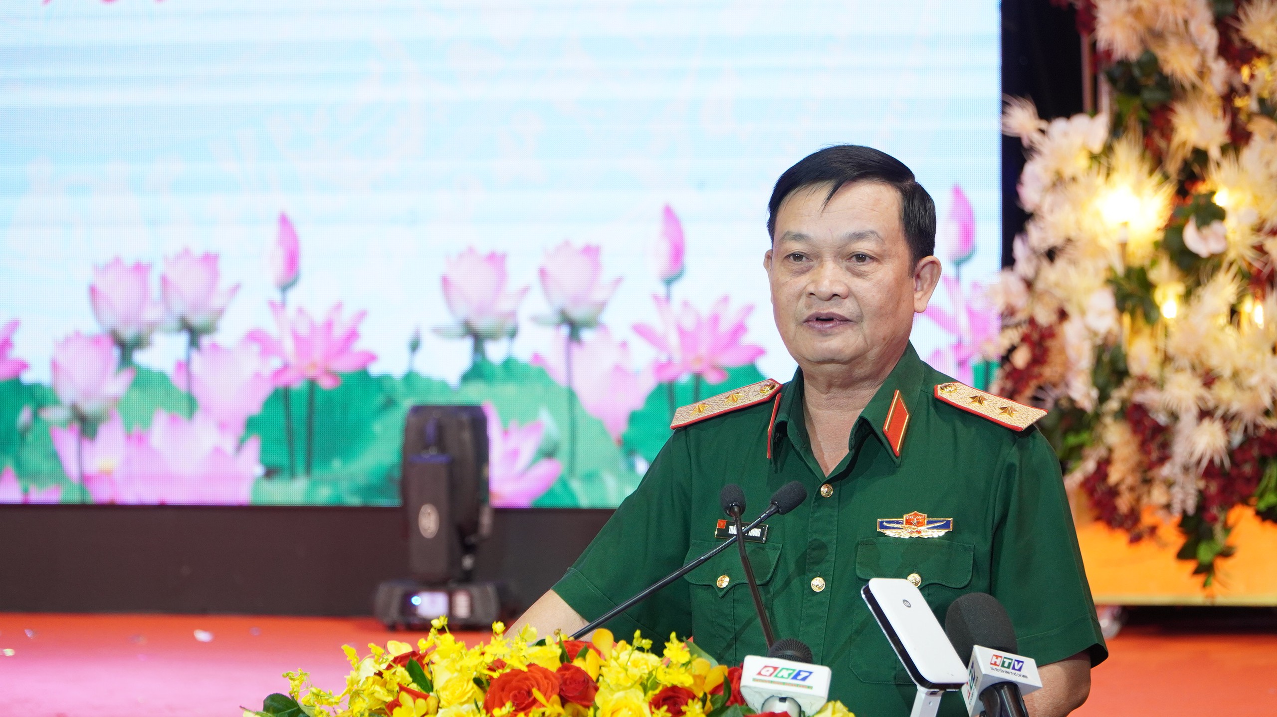 Qu&acirc;n khu 7 gặp mặt đại biểu chức sắc t&ocirc;n gi&aacute;o đầu Xu&acirc;n Ất Tỵ 2025- Ảnh 1.
