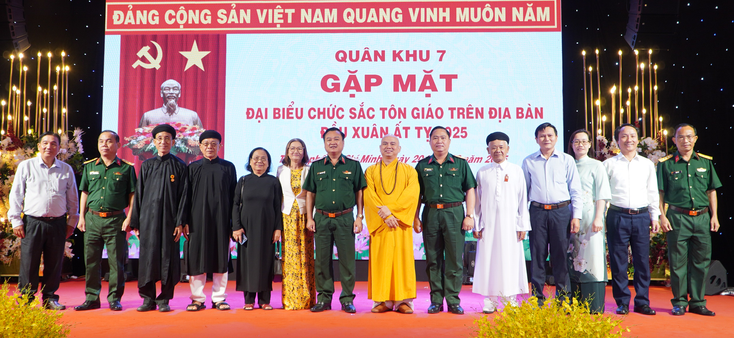 Qu&acirc;n khu 7 gặp mặt đại biểu chức sắc t&ocirc;n gi&aacute;o đầu Xu&acirc;n Ất Tỵ 2025- Ảnh 2.