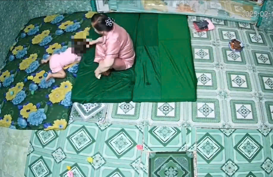 Bắt khẩn cấp một bảo mẫu bạo h&agrave;nh trẻ em- Ảnh 1.