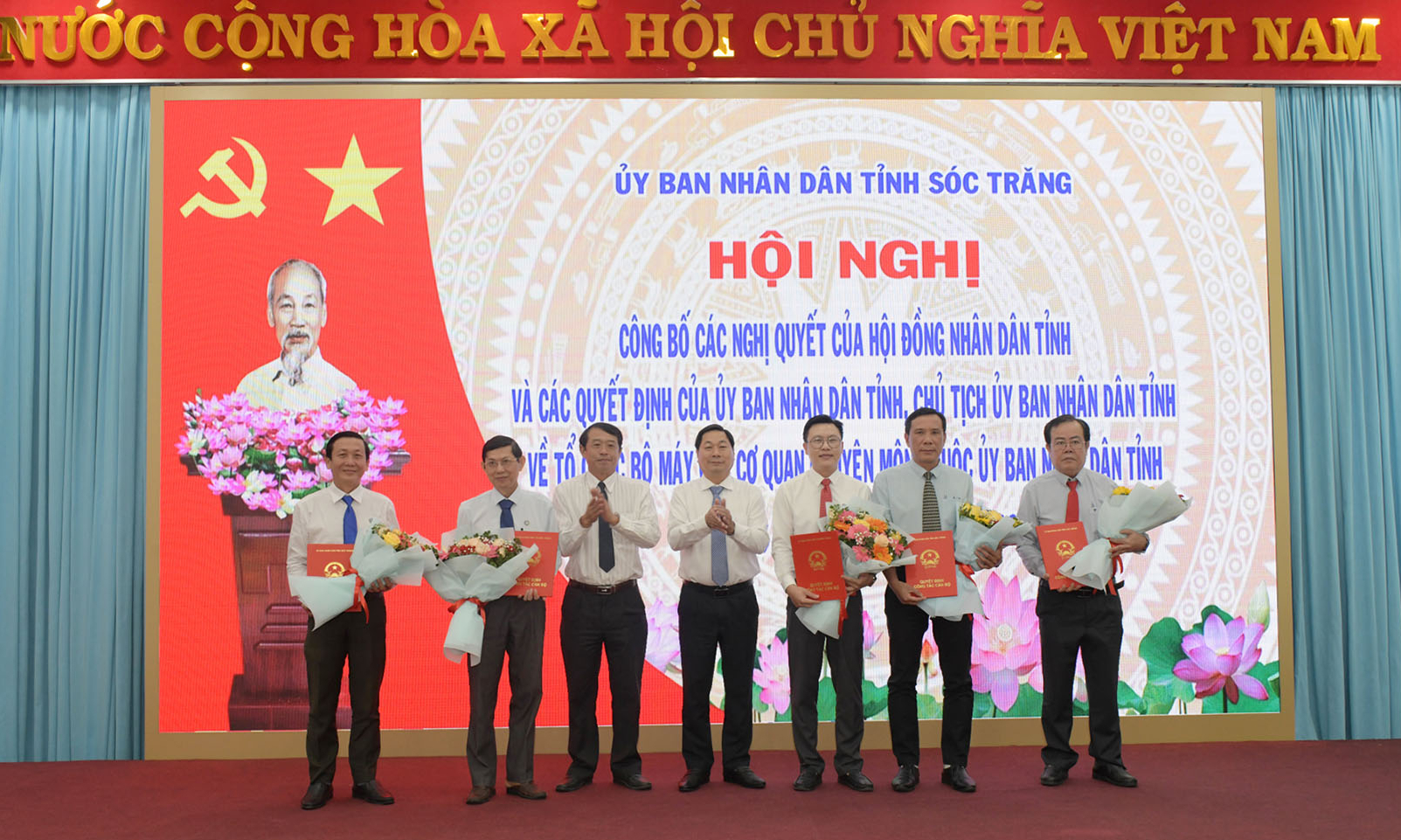 Chủ tịch UBND tỉnh S&oacute;c Trăng y&ecirc;u cầu kh&ocirc;ng để xảy ra t&igrave;nh trạng "chờ b&agrave;n giao" - Ảnh 1.