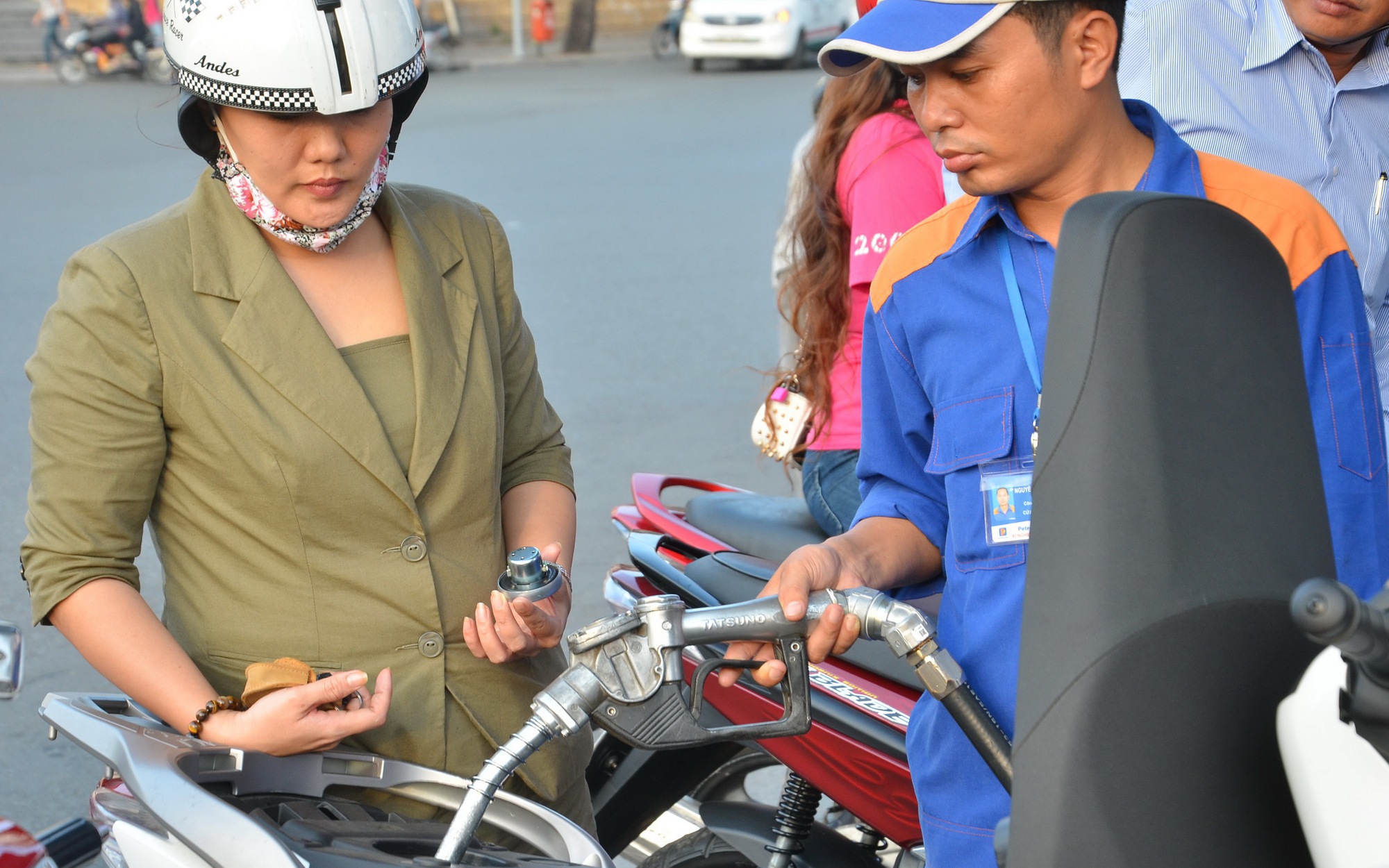 Giá xăng tăng thêm hơn 250 đồng/lít