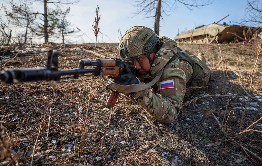 Tổng thống Vladimir Putin cho biết lữ đo&agrave;n Nga đ&atilde; vượt qua bi&ecirc;n giới tiến v&agrave;o l&atilde;nh thổ Ukraine. Ảnh: TASS