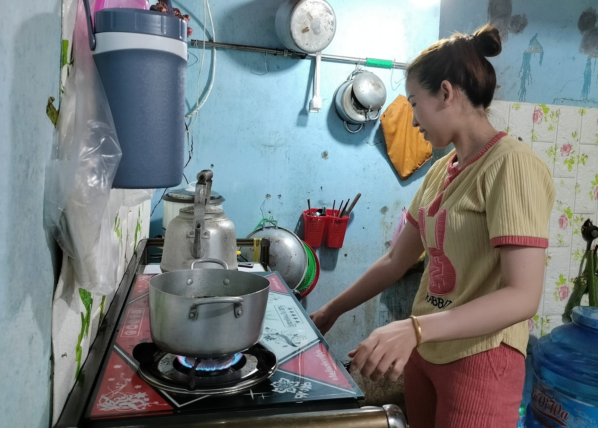 Thu nhập qu&aacute; thấp, người lao động phải l&agrave;m việc đến 21 giờ- Ảnh 1.