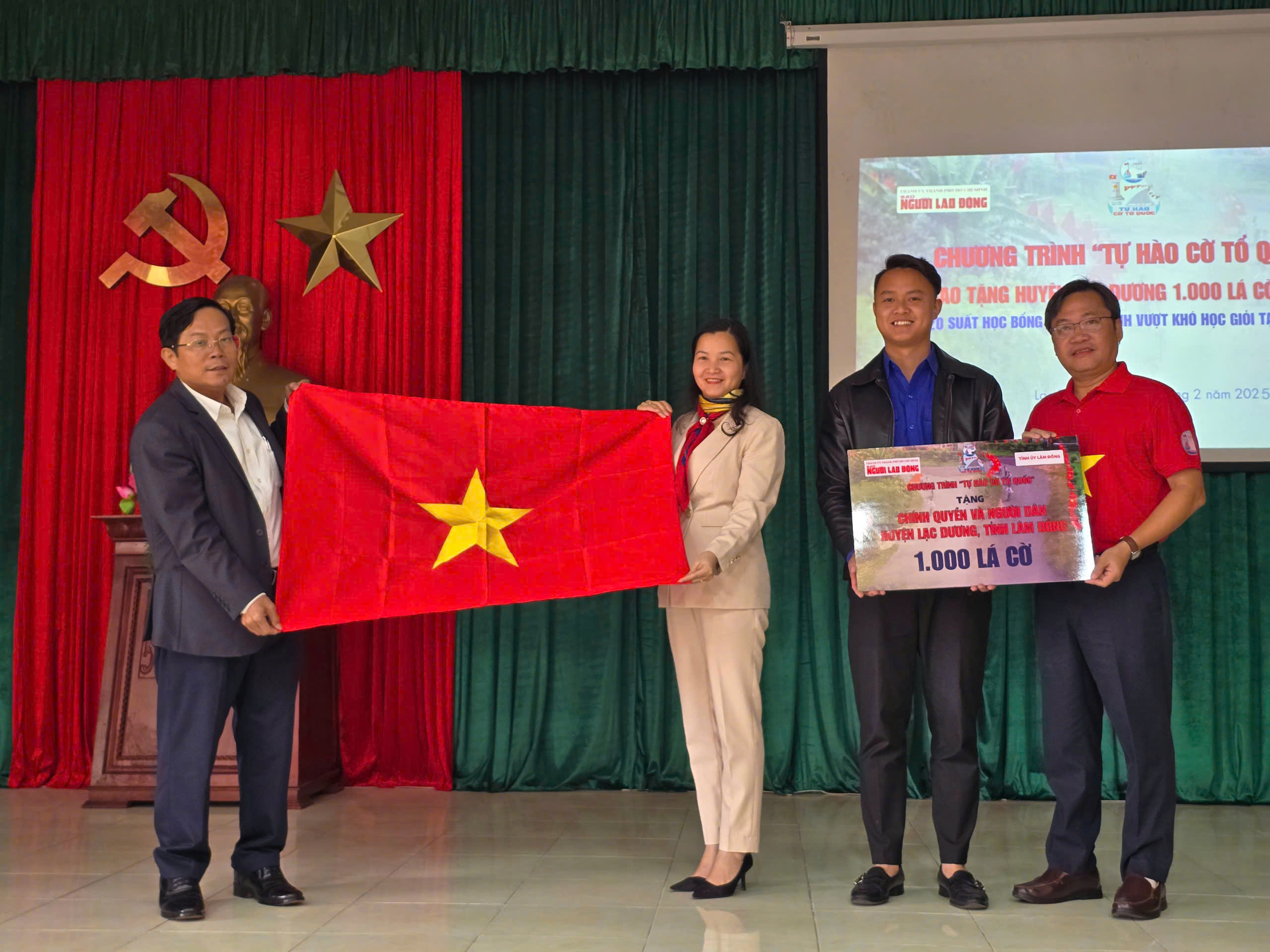 &Ocirc;ng T&ocirc; Đ&igrave;nh Tu&acirc;n (b&igrave;a tr&aacute;i), Tổng Bi&ecirc;n tập B&aacute;o Người Lao Động v&agrave; &ocirc;ng L&ecirc; Cao Cường (b&igrave;a phải),  Ph&oacute; Tổng Bi&ecirc;n tập, trao cờ Tổ quốc v&agrave; bảng tượng trưng 1.000 l&aacute; cờ đến l&atilde;nh đạo huyện Lạc Dương (L&acirc;m Đồng)Ảnh: TRƯỜNG NGUY&Ecirc;N