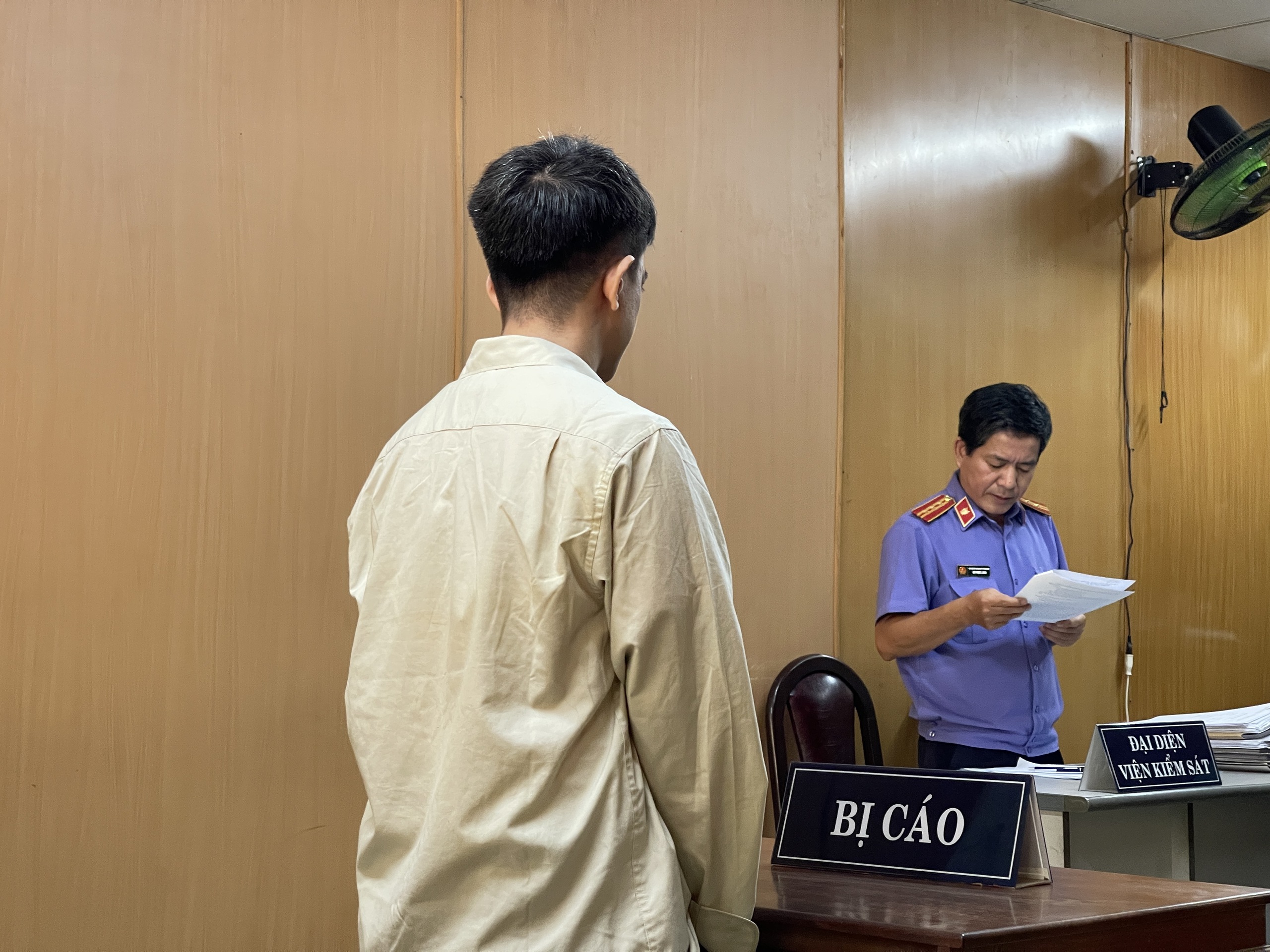 Bị c&aacute;o Nguyễn Kim Vinh lắng nghe VKS đọc c&aacute;o trạng tại t&ograve;a
