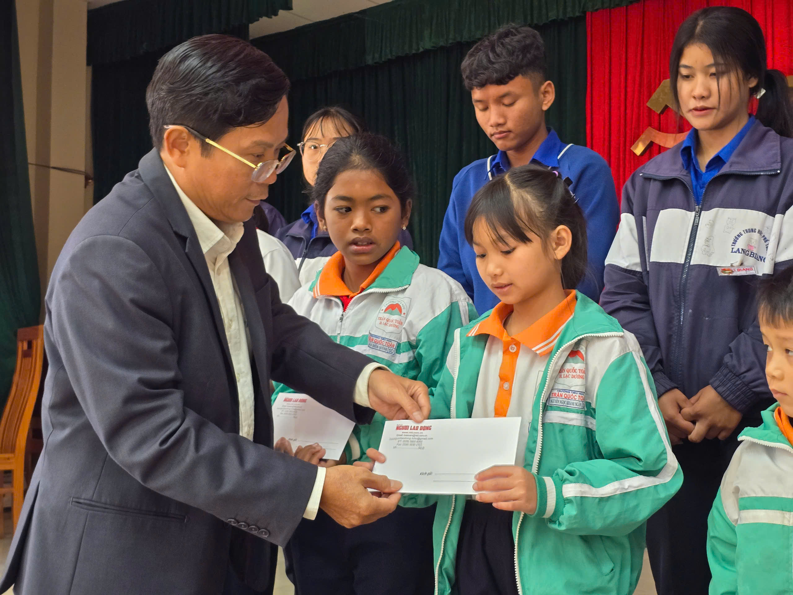 Chương trình "Tự hào cờ Tổ quốc" đến huyện Lạc Dương- Ảnh 2.