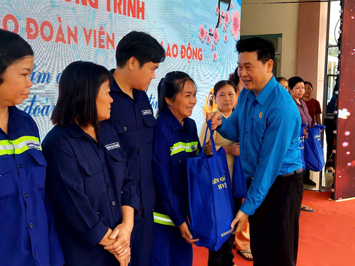 Ông Nguyễn Đức Thanh - Phó Chủ tịch LĐLĐ huyện Củ Chi, TP HCM - tặng quà Tết cho người lao đông khó khăn. Ảnh: CAO HƯỜNG