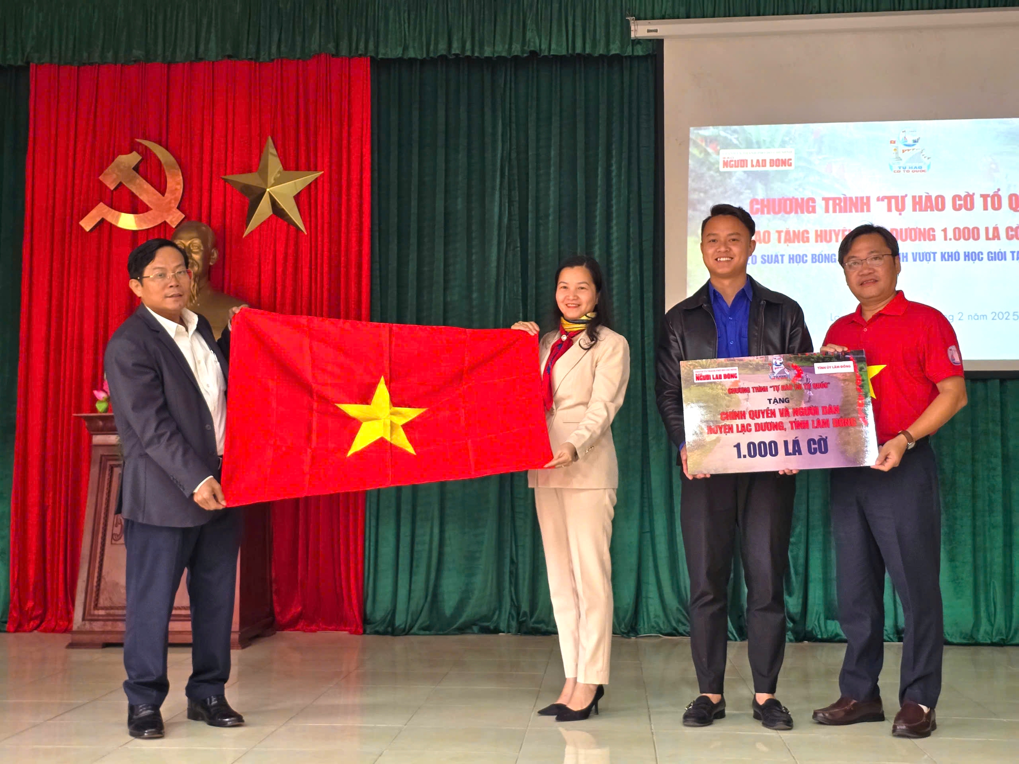 Chương trình "Tự hào cờ Tổ quốc" đến huyện Lạc Dương- Ảnh 1.