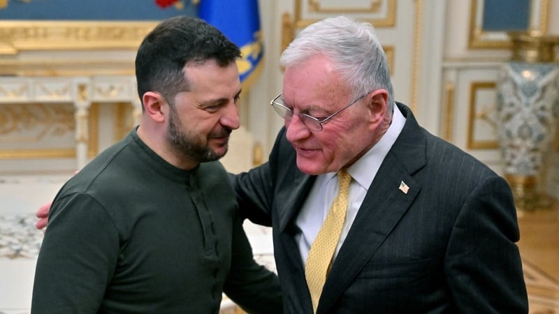 Tổng thống Ukraine Volodymyr Zelensky (tr&aacute;i) ch&agrave;o đ&oacute;n đặc ph&aacute;i vi&ecirc;n Mỹ Keith Kellogg tại thủ đ&ocirc; Kiev h&ocirc;m 20-2. Ảnh: RTE