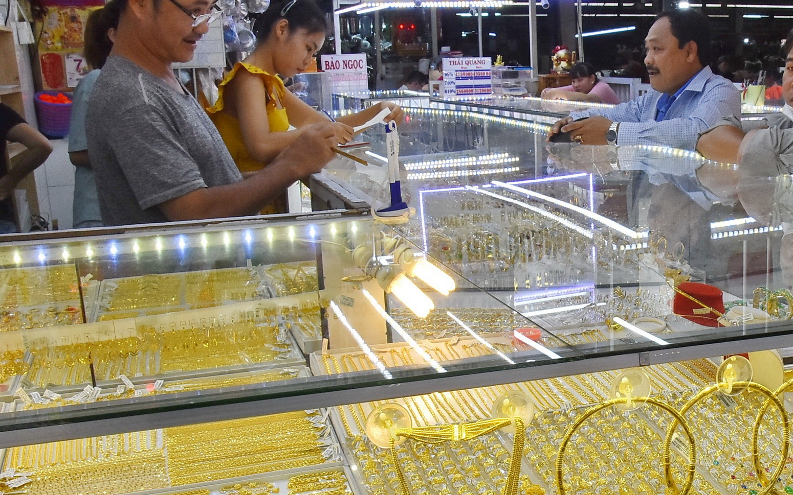 Giá vàng hôm nay, 22-2: Lao xuống rồi bật tăng mạnh