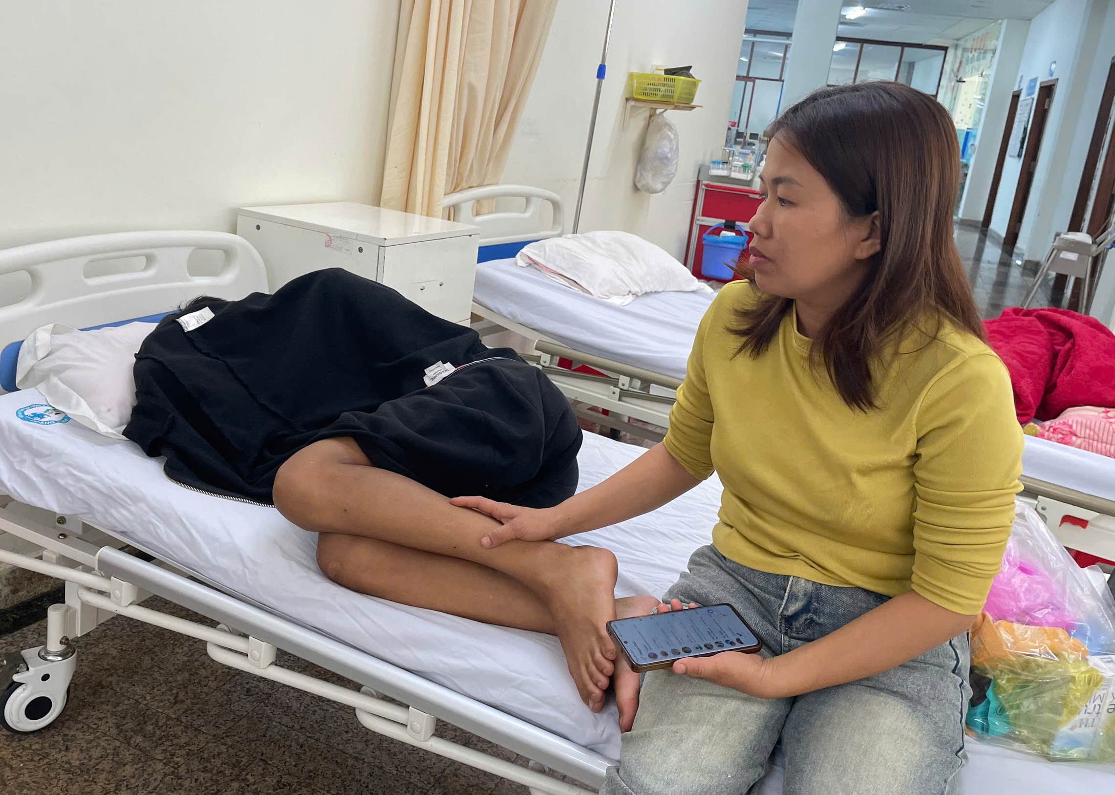 Bị đ&aacute;nh sau giải b&oacute;ng đ&aacute; của trường, 2 học sinh lớp 10 nhập viện- Ảnh 1.