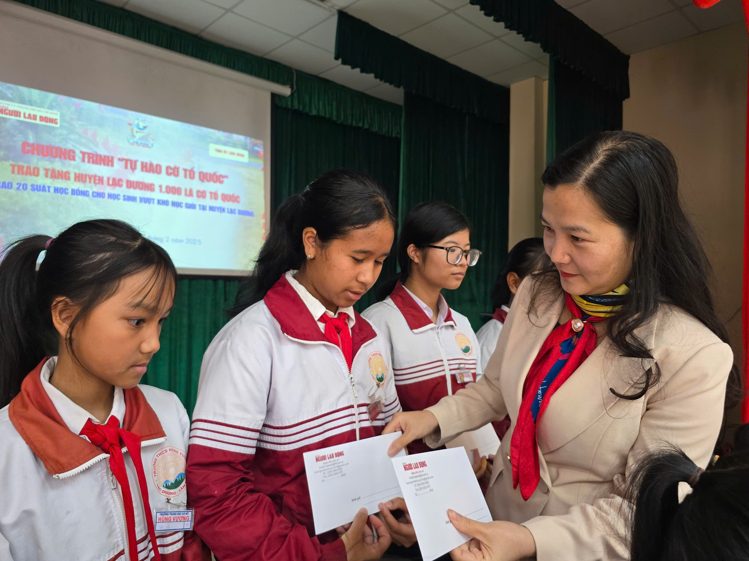 Chương trình "Tự hào cờ Tổ quốc" đến huyện Lạc Dương- Ảnh 3.
