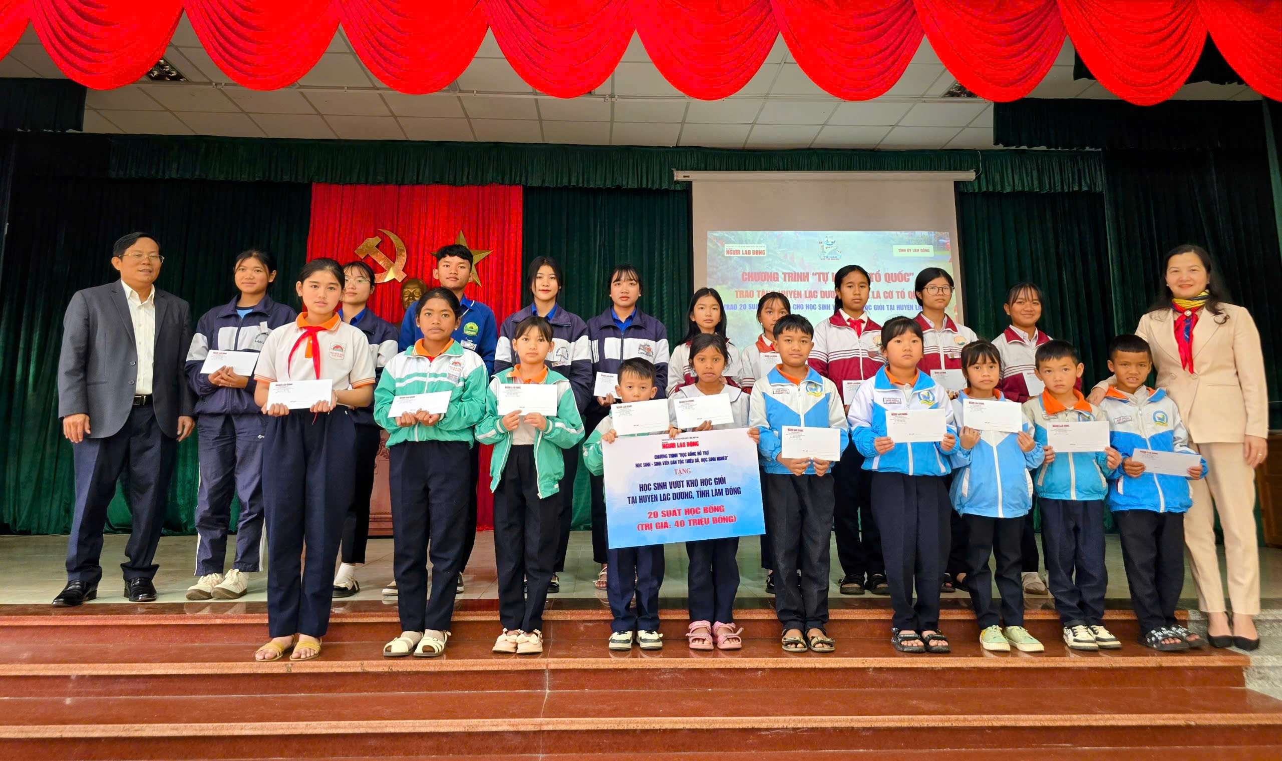 Chương trình "Tự hào cờ Tổ quốc" đến huyện Lạc Dương- Ảnh 4.