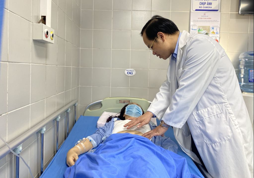 Đến bệnh viện kh&aacute;m, người phụ nữ mới biết bị ti&ecirc;m chất cấm v&agrave;o ngực- Ảnh 1.