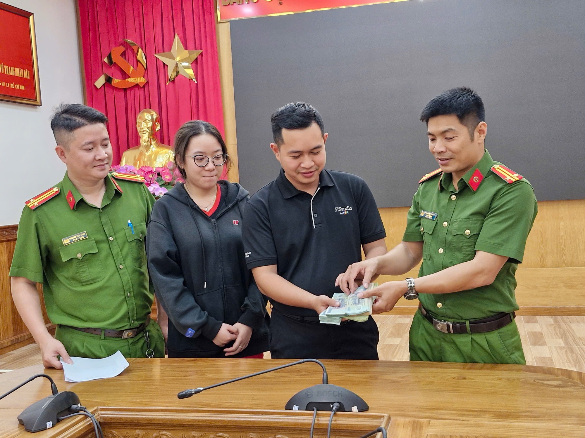 TP HCM: Lời khai của nam sinh vi&ecirc;n cầm dao x&ocirc;ng v&agrave;o cửa h&agrave;ng cướp tiền- Ảnh 3.