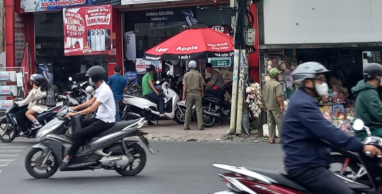 TP HCM: Truy bắt nam thanh ni&ecirc;n x&ocirc;ng v&agrave;o cửa h&agrave;ng cướp tiền- Ảnh 1.