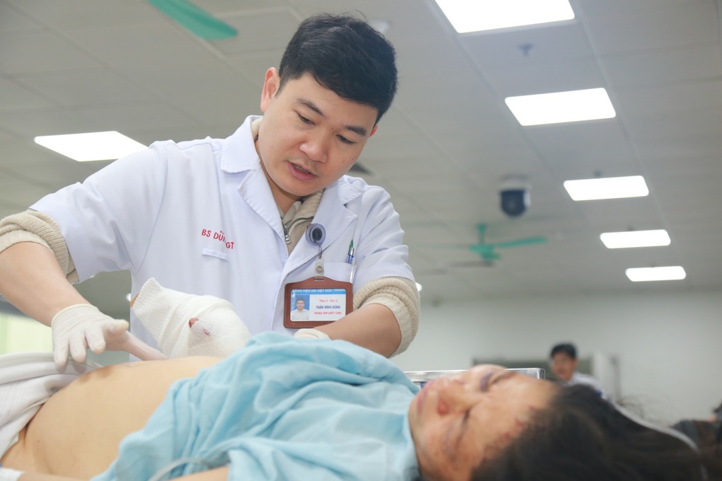 Tai nạn 6 người tử vong ở Sơn La: Chuyển nhiều bệnh nh&acirc;n nặng về H&agrave; Nội- Ảnh 1.