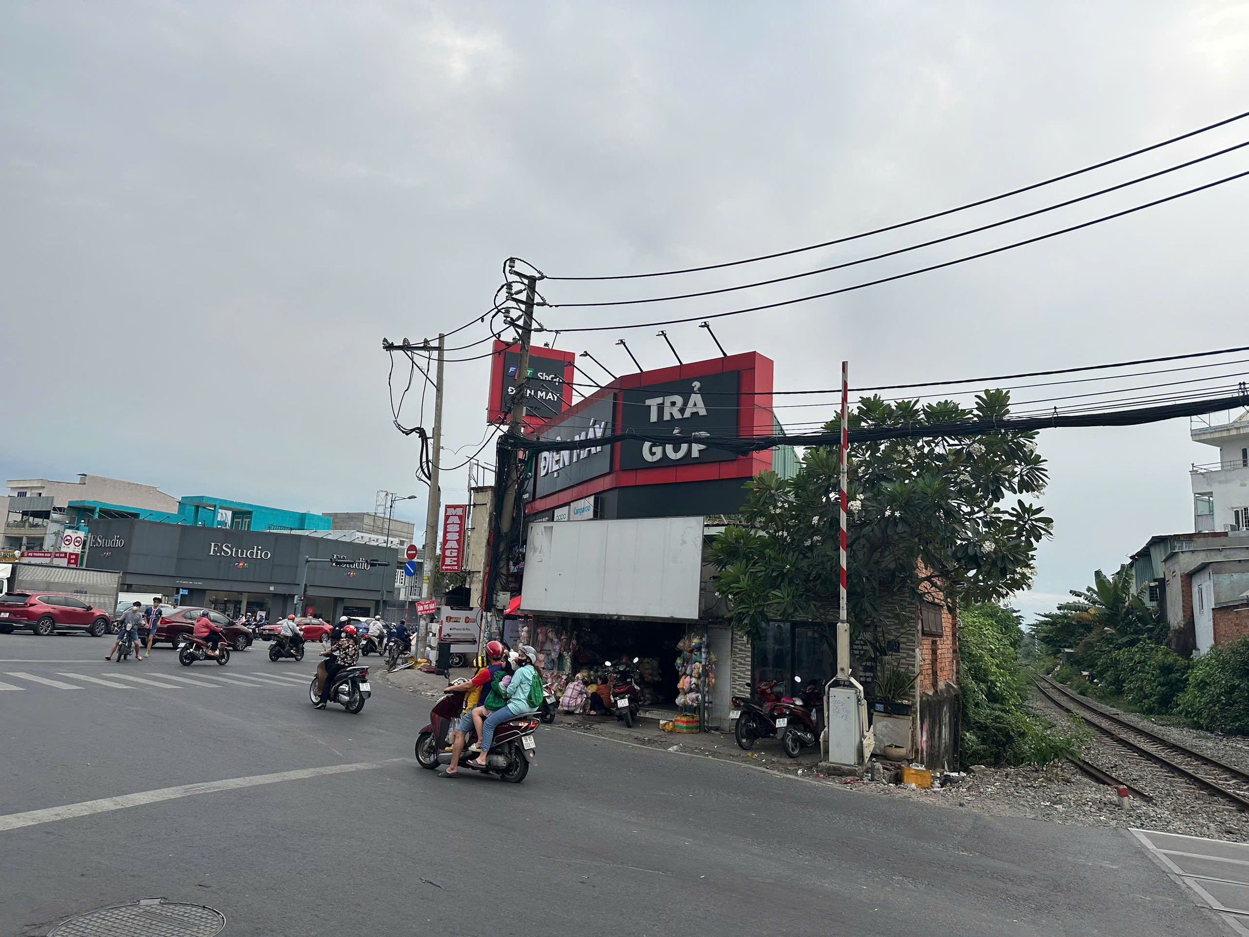 TP HCM: Danh t&iacute;nh người cầm dao x&ocirc;ng v&agrave;o cửa h&agrave;ng cướp tiền- Ảnh 1.