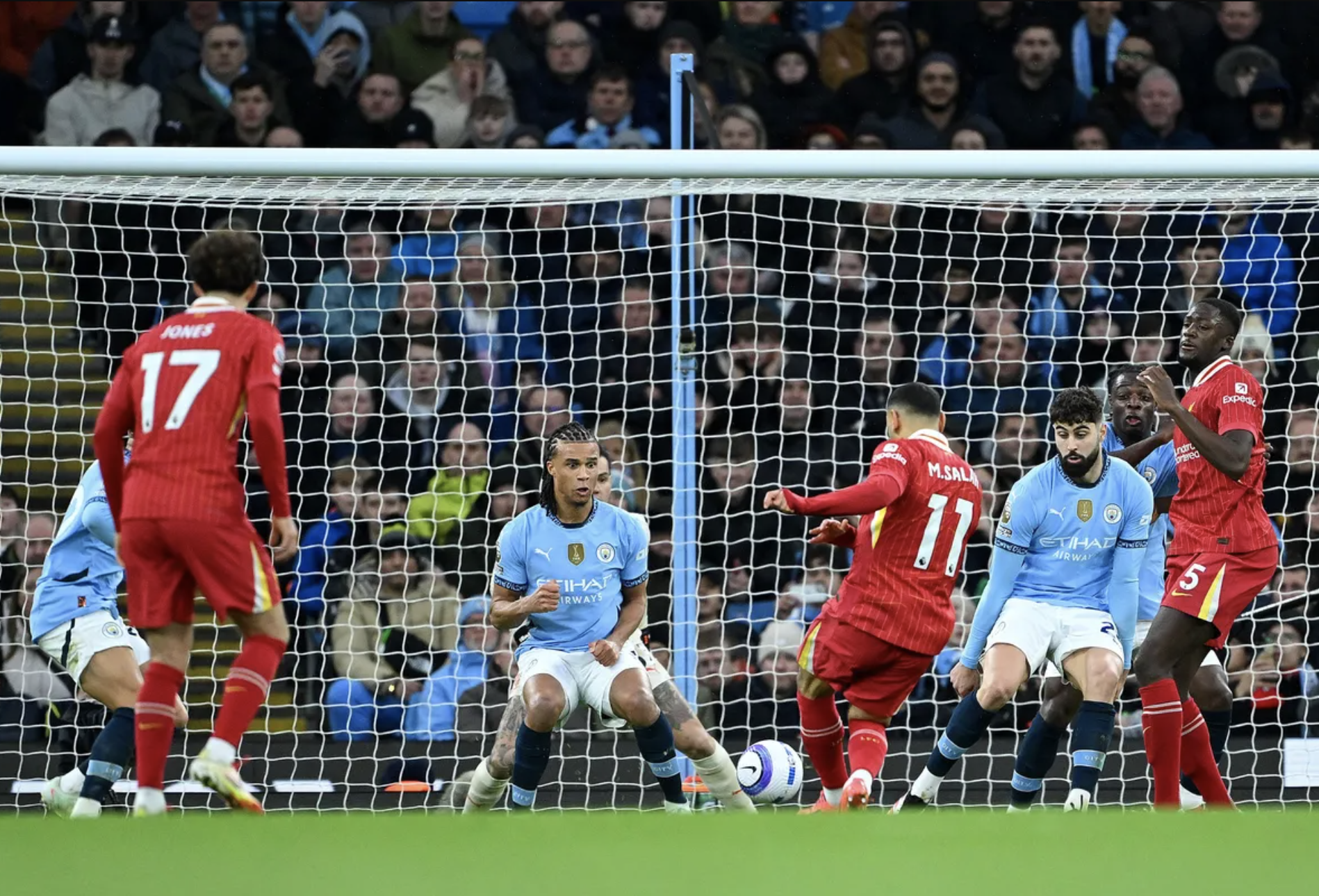 Salah ch&oacute;i s&aacute;ng, Liverpool thắng Man City tại Etihad sau 10 năm- Ảnh 2.