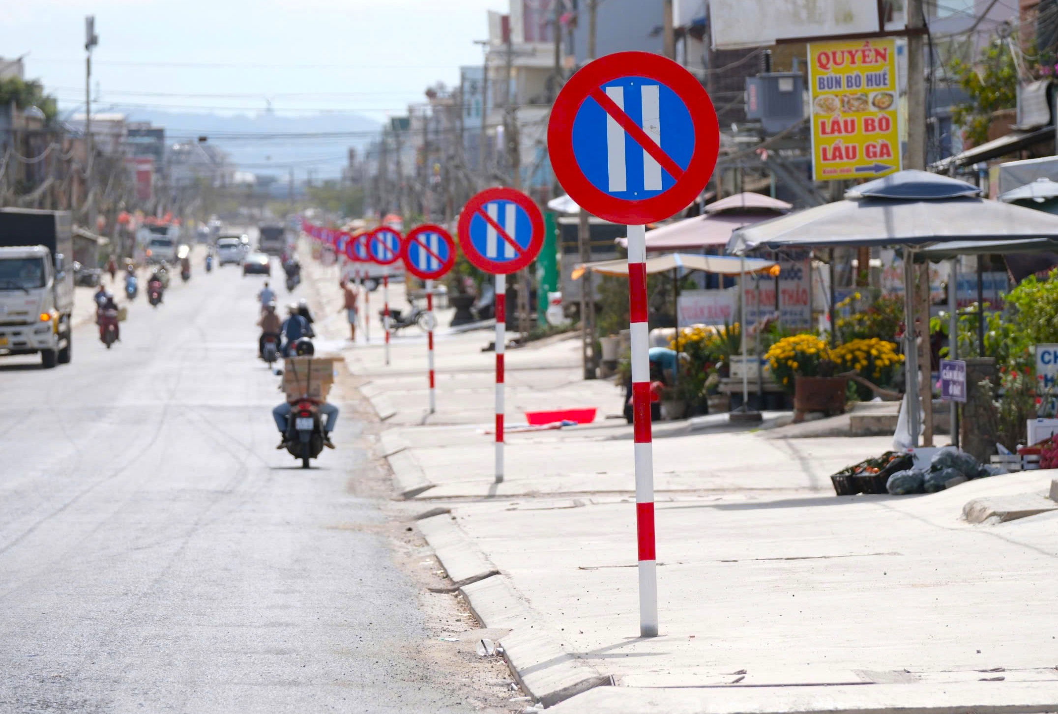 L&acirc;m Đồng r&agrave; so&aacute;t biển b&aacute;o sau việc 1 km đường c&oacute; 23 biển cấm đậu xe- Ảnh 1.