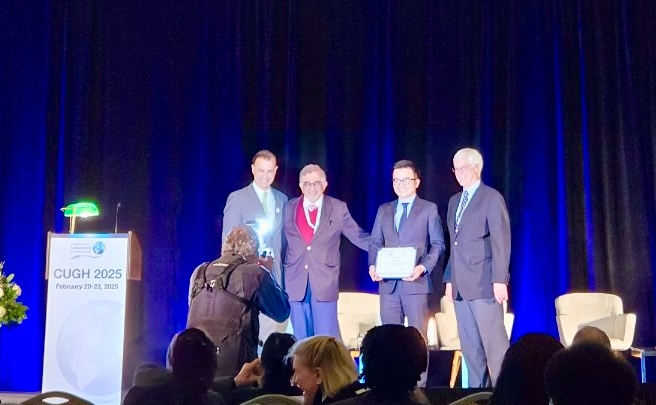 GS Trần Xu&acirc;n B&aacute;ch nhận giải thưởng L&atilde;nh đạo đổi mới y tế to&agrave;n cầu- Ảnh 2.