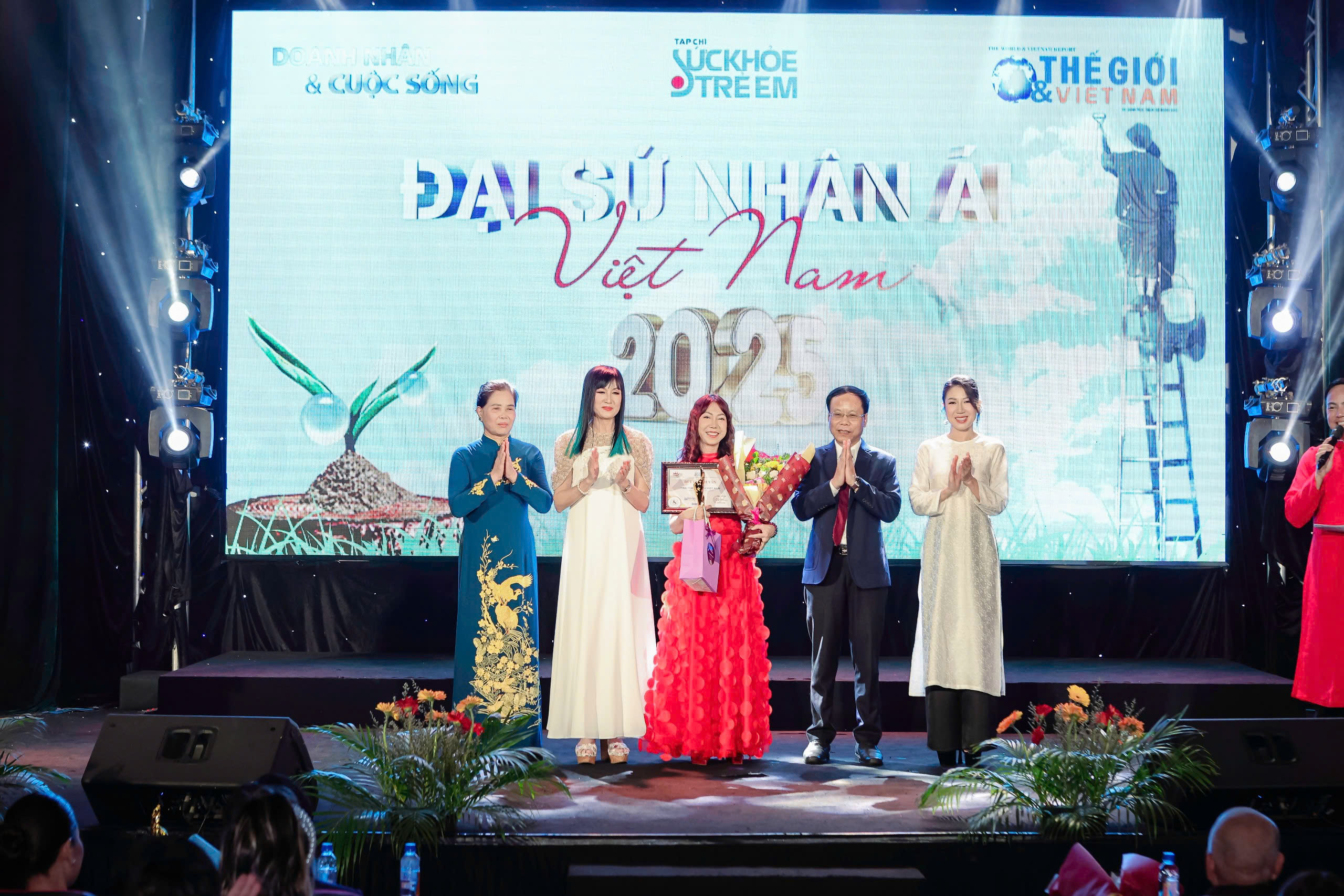 Diễn vi&ecirc;n Hiền Mai trao giải Đại sứ nh&acirc;n &aacute;i cho Lưu Thế Truyền v&agrave; Nguyễn L&ecirc; L&acirc;m Ng&acirc;n

- Ảnh 1.