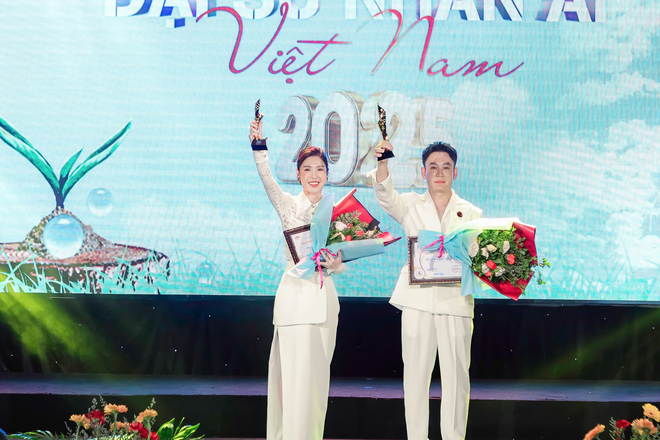 Diễn vi&ecirc;n Hiền Mai trao giải Đại sứ nh&acirc;n &aacute;i cho Lưu Thế Truyền v&agrave; Nguyễn L&ecirc; L&acirc;m Ng&acirc;n

- Ảnh 2.