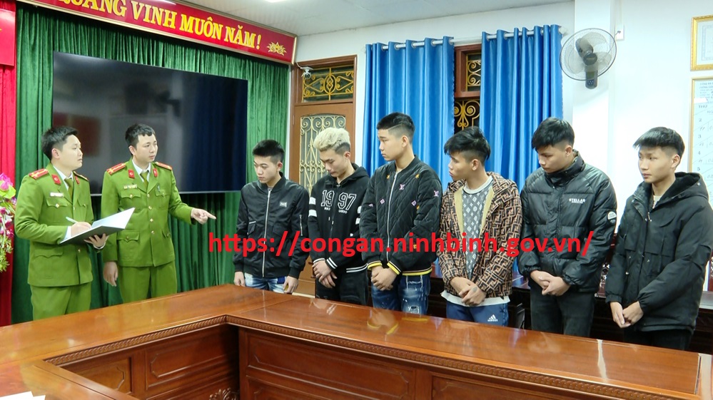 M&acirc;u thuẫn y&ecirc;u đương, v&aacute;c kiếm v&agrave;o s&acirc;n b&oacute;ng bắt "t&igrave;nh địch" quỳ gối- Ảnh 1.
