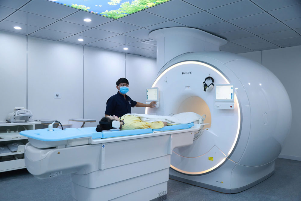Kỹ thuật viên Khoa Chẩn đoán hình ảnh điều hành hệ thống MRI 3.0 Tesla - tích hợp AI