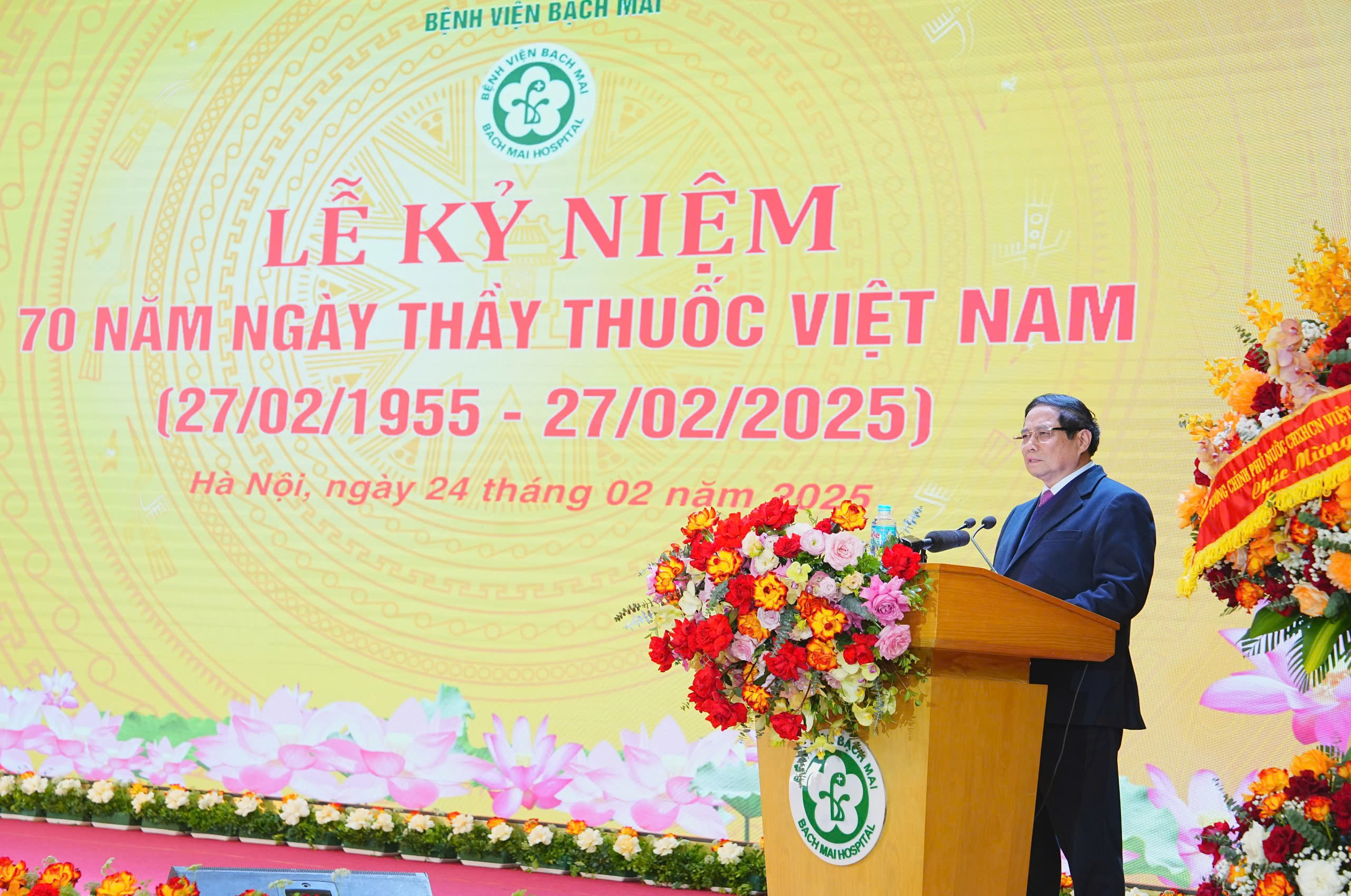 Thủ tướng: Khẩn trương đề xuất, ban h&agrave;nh ch&iacute;nh s&aacute;ch đặc th&ugrave; cho nh&acirc;n vi&ecirc;n y tế- Ảnh 2.