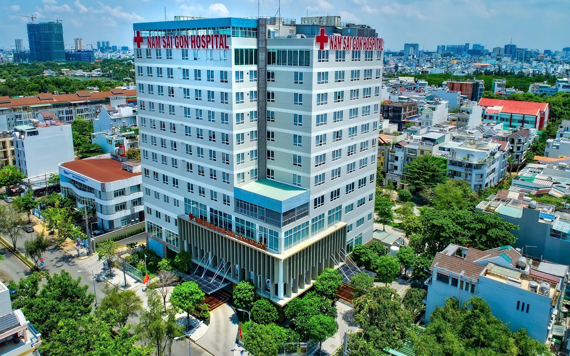 San sẻ g&aacute;nh nặng c&ugrave;ng y tế c&ocirc;ng