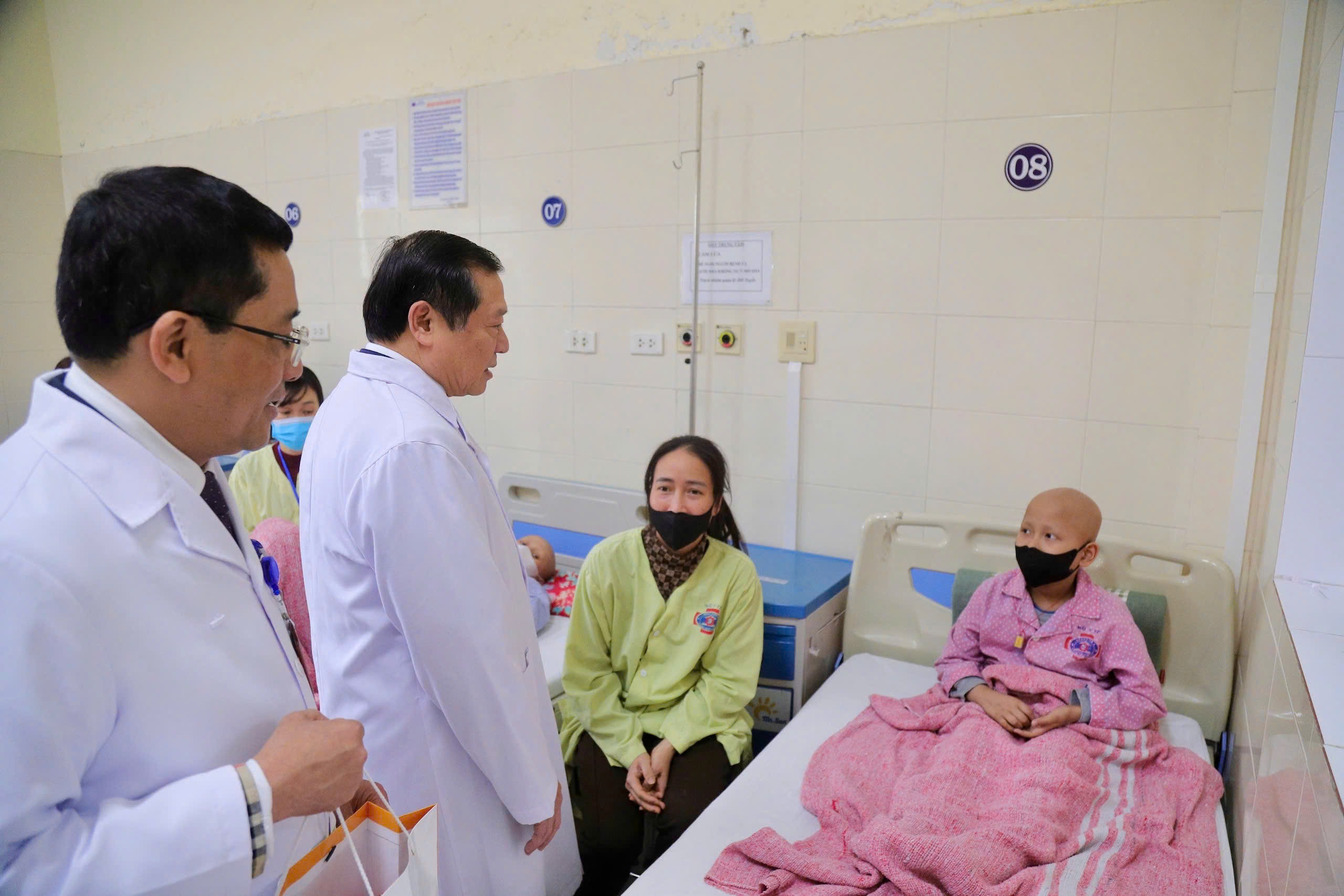 Thủ tướng: Khẩn trương đề xuất, ban h&agrave;nh ch&iacute;nh s&aacute;ch đặc th&ugrave; cho nh&acirc;n vi&ecirc;n y tế- Ảnh 4.