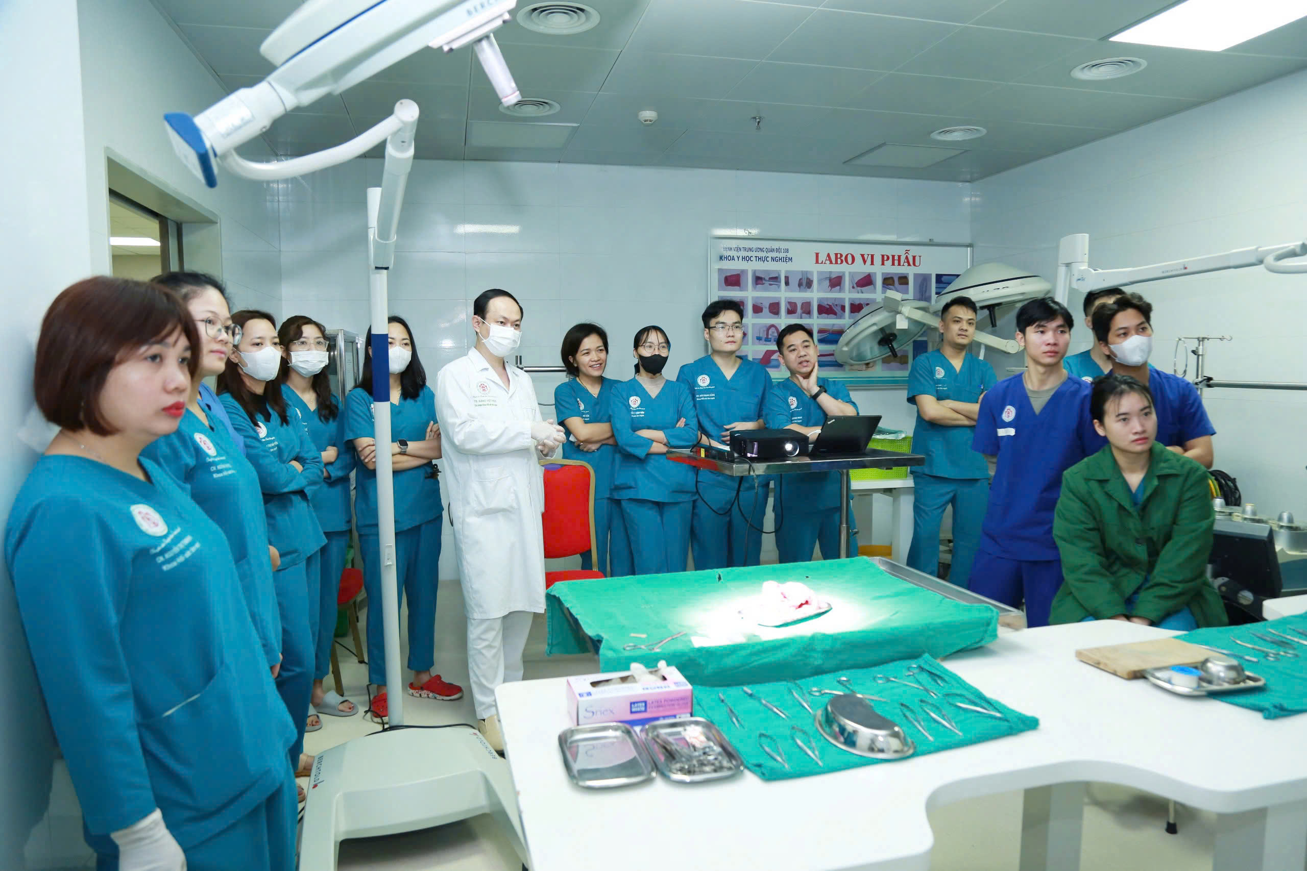 Y - b&aacute;c sĩ Khoa Y học thực nghiệm - Bệnh viện Trung ương Qu&acirc;n đội 108 trao đổi chuy&ecirc;n m&ocirc;n về thực nghiệm y khoa