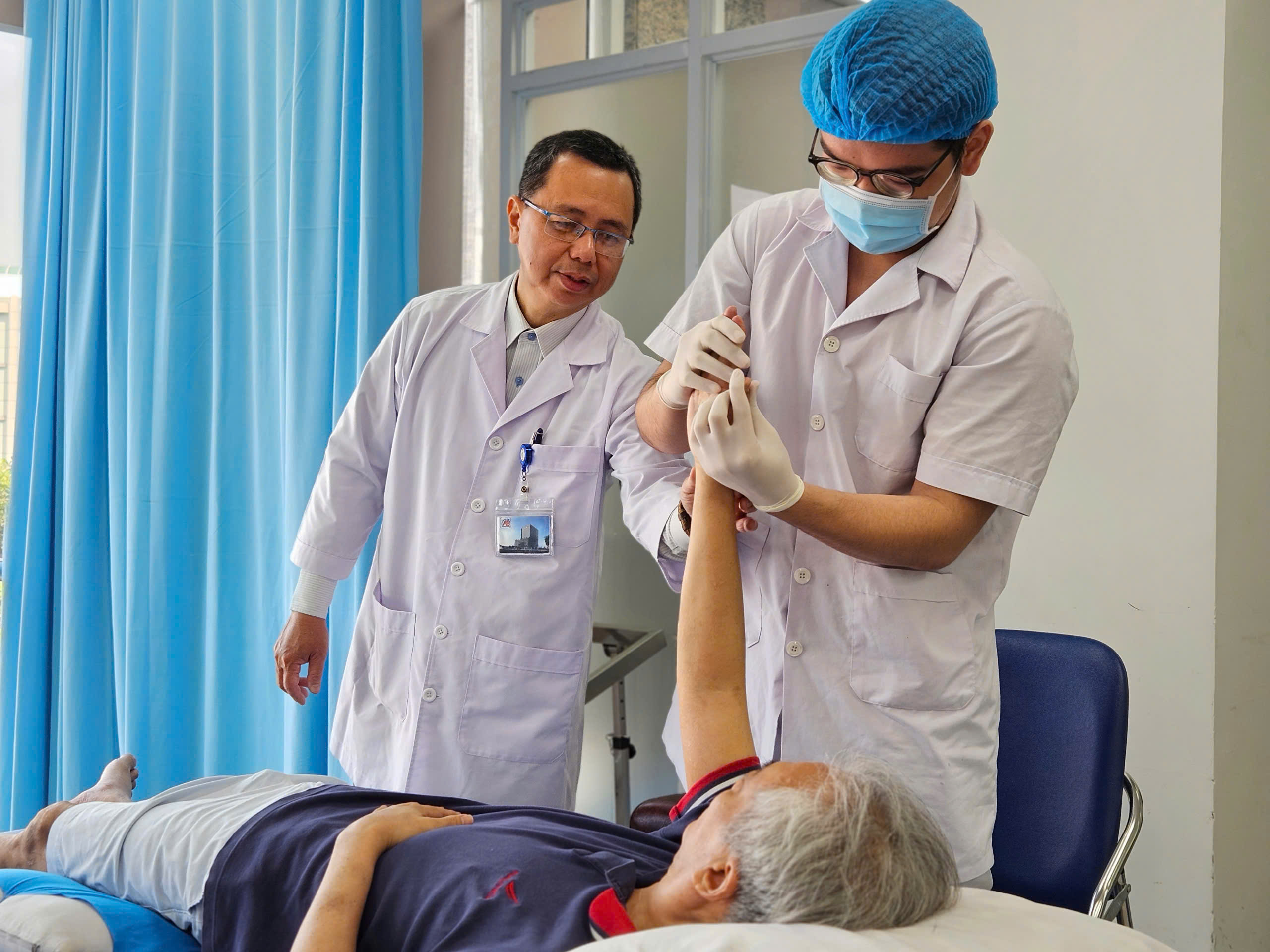TS L&ecirc; Kh&aacute;nh Điền hướng dẫn sinh vi&ecirc;n mới v&agrave;o nghề