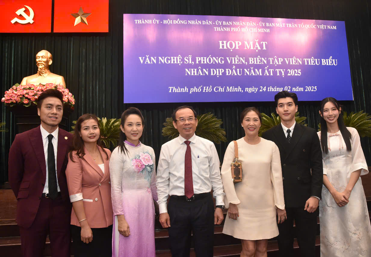 Tạo m&ocirc;i trường thuận lợi để văn nghệ sĩ, ph&oacute;ng vi&ecirc;n, bi&ecirc;n tập vi&ecirc;n ph&aacute;t huy khả năng s&aacute;ng tạo- Ảnh 2.