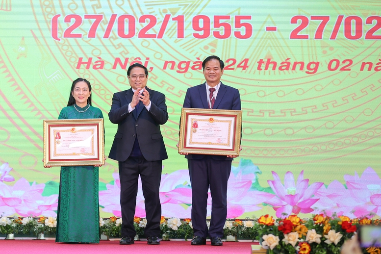 Thủ tướng: Khẩn trương đề xuất, ban h&agrave;nh ch&iacute;nh s&aacute;ch đặc th&ugrave; cho nh&acirc;n vi&ecirc;n y tế- Ảnh 1.