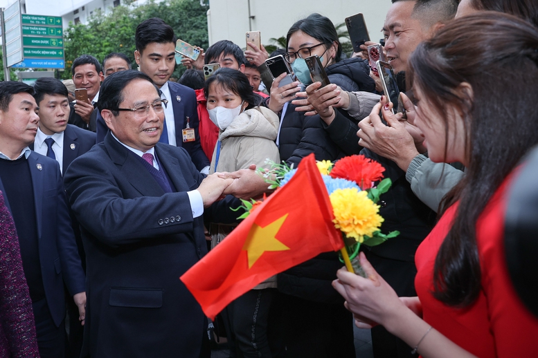 Thủ tướng: Khẩn trương đề xuất, ban h&agrave;nh ch&iacute;nh s&aacute;ch đặc th&ugrave; cho nh&acirc;n vi&ecirc;n y tế- Ảnh 3.
