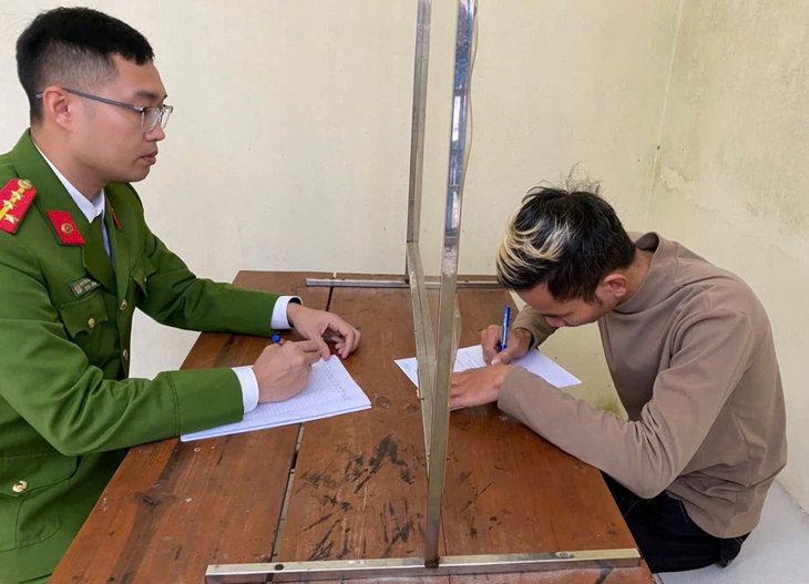6 thanh thiếu ni&ecirc;n đ&aacute;nh người, cướp t&agrave;i sản- Ảnh 2.
