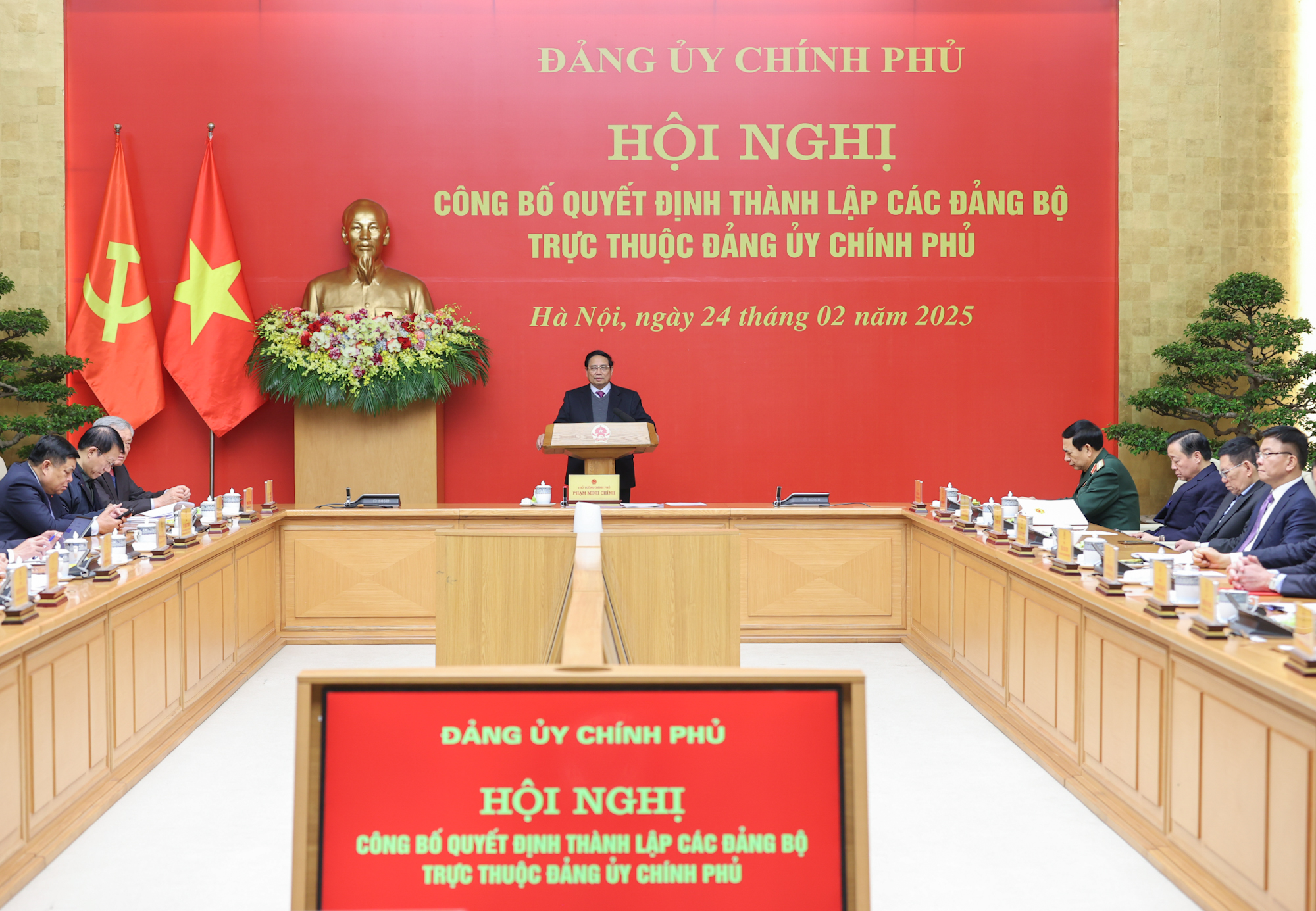 Thủ tướng trao Quyết định th&agrave;nh lập 15 Đảng bộ trực thuộc Đảng ủy Ch&iacute;nh phủ- Ảnh 1.